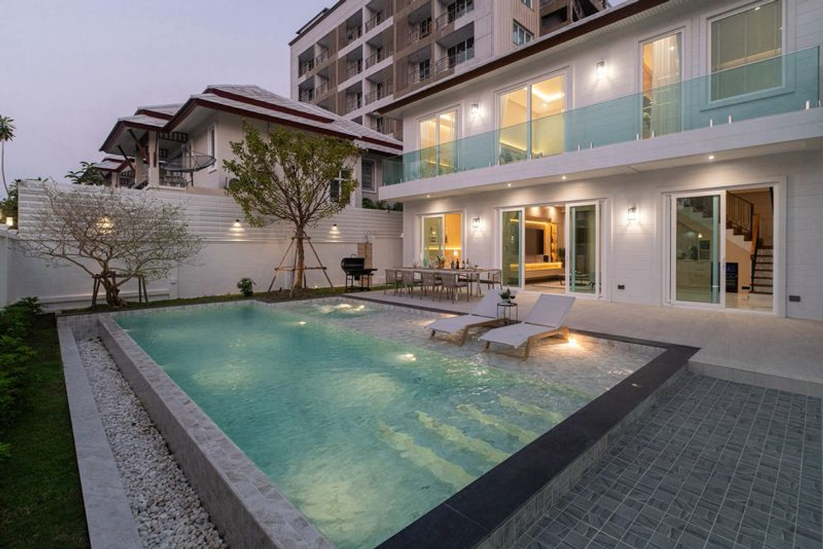 ขายบ้านพัทยา บางแสน ชลบุรี สัตหีบ : Rare Item! วิลล่าหรู 7 ห้องนอน 7 ห้องน้ำ 2 อาคาร พื้นที่ใช้สอย 500 ตร.ม. ใจกลางเขาทาโล | ราคา 28.5 ล้านบาท