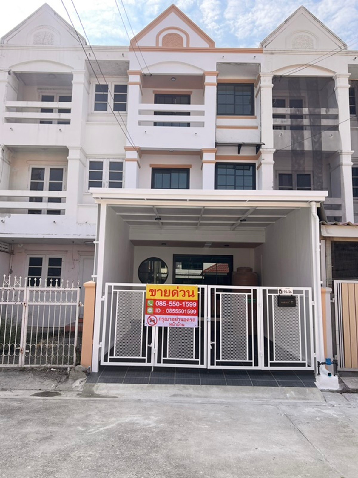 For SaleTownhomePathum Thani,Rangsit, Thammasat : Location near Nana Charoen Market 3-story townhouse for sale, Thanaporn Village, Lam Luk Ka 11, area 16 sq m, 4 bedrooms, 3 bathrooms, newly renovated, price 1,990,000 baht. If interested, contact 085-550-1599.