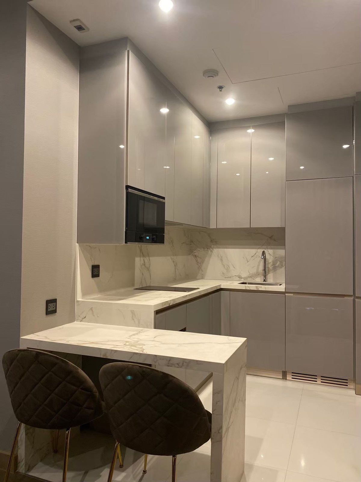 ให้เช่าคอนโดพระราม 9 เพชรบุรีตัดใหม่ RCA : the esse singha complex ตกแต่งบิ้วอินครบพร้อมอยู่ ห้องสวย ตรงปกแน่นอน สนใจนัดชมโทร 063-384-4228