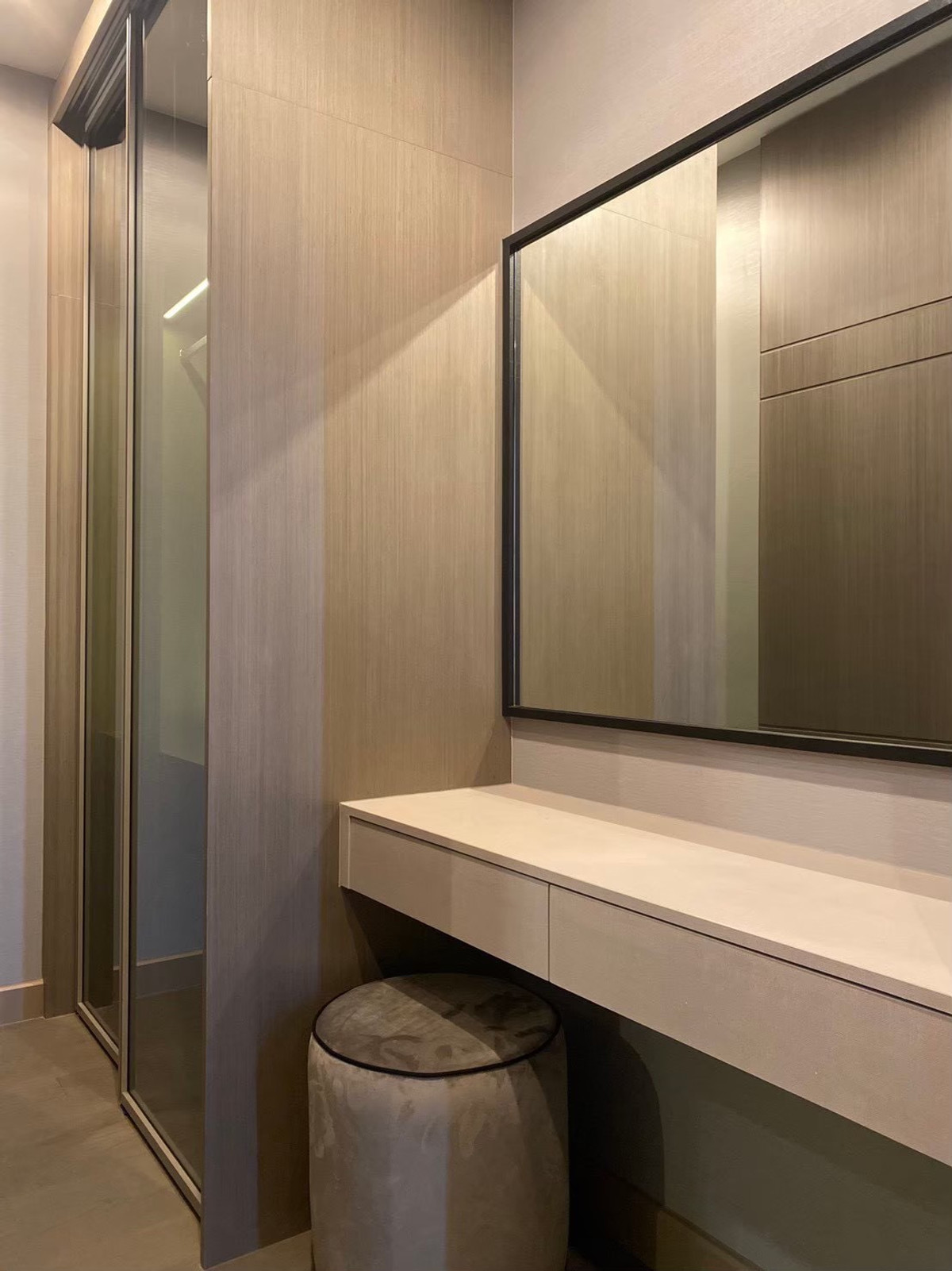 ให้เช่าคอนโดพระราม 9 เพชรบุรีตัดใหม่ RCA : the esse singha complex ตกแต่งบิ้วอินครบพร้อมอยู่ ห้องสวย ตรงปกแน่นอน สนใจนัดชมโทร 063-384-4228