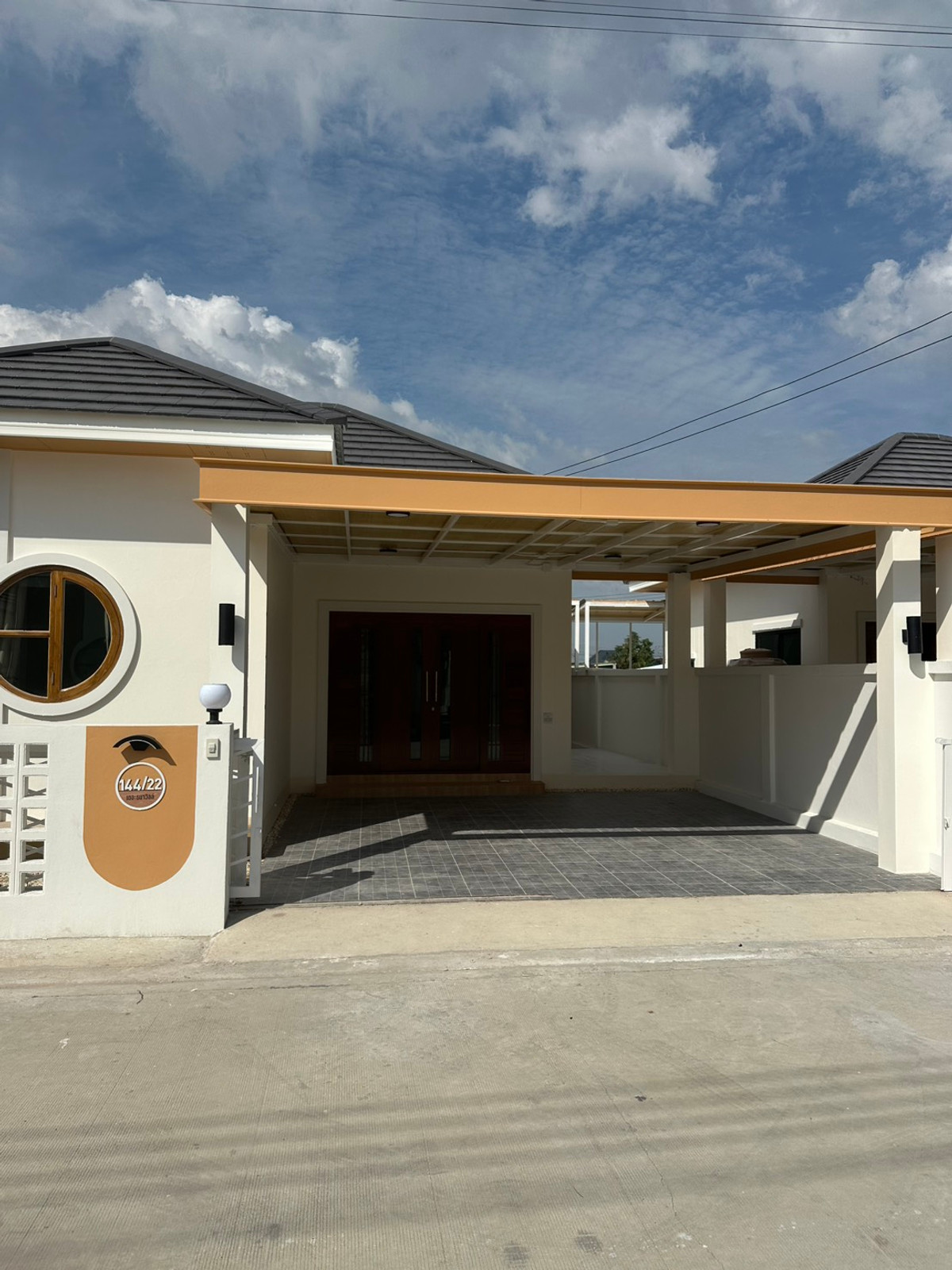 ขายบ้านพัทยา บางแสน ชลบุรี สัตหีบ : บ้านเดี่ยวมือ 1,พานทอง ชลบุรี พร้อมอยู่ 2 นอน 2 นํ้า 2 จอดรถ