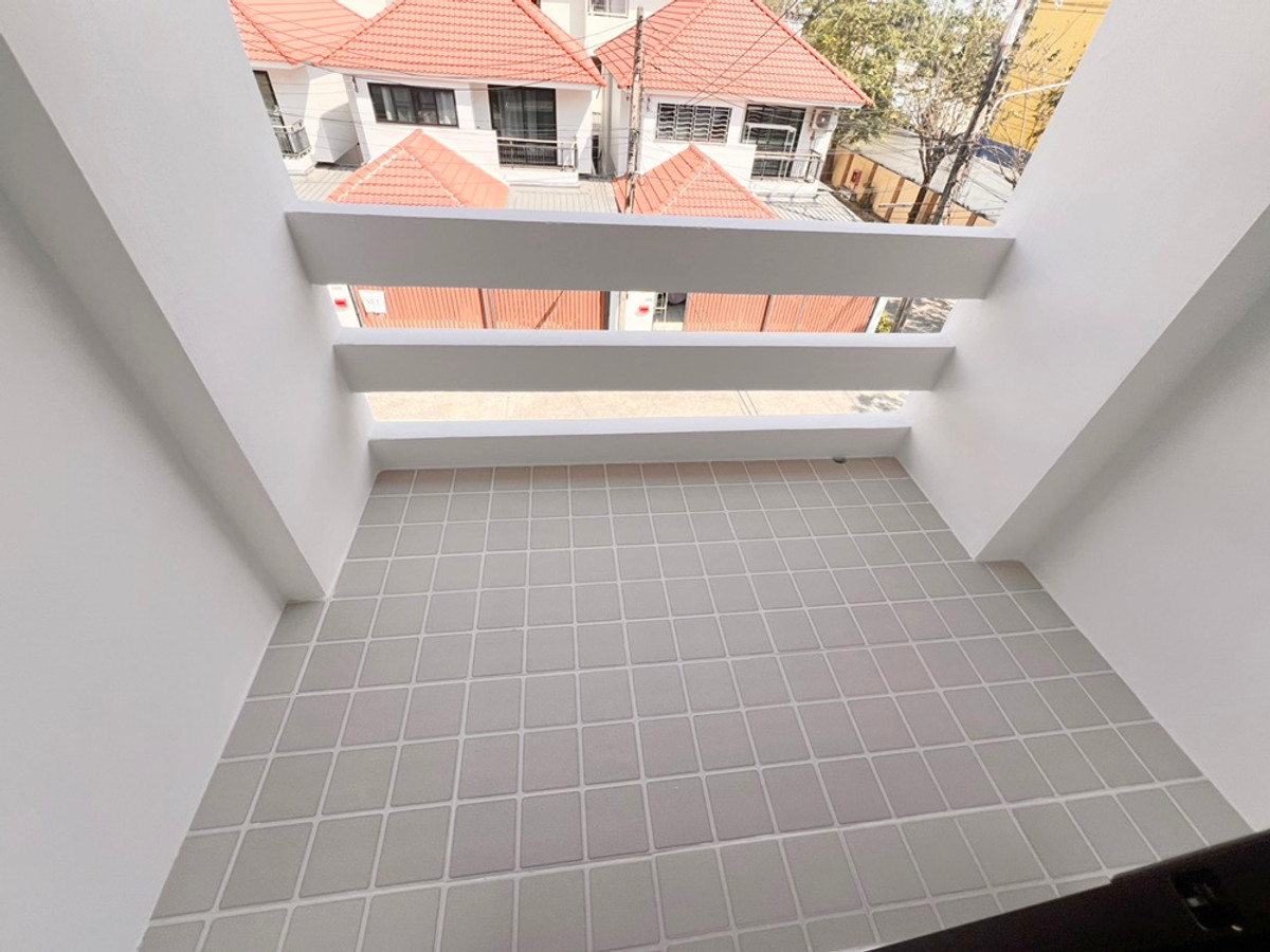 For SaleTownhomePathum Thani,Rangsit, Thammasat : Location near Nana Charoen Market 3-story townhouse for sale, Thanaporn Village, Lam Luk Ka 11, area 16 sq m, 4 bedrooms, 3 bathrooms, newly renovated, price 1,990,000 baht. If interested, contact 085-550-1599.