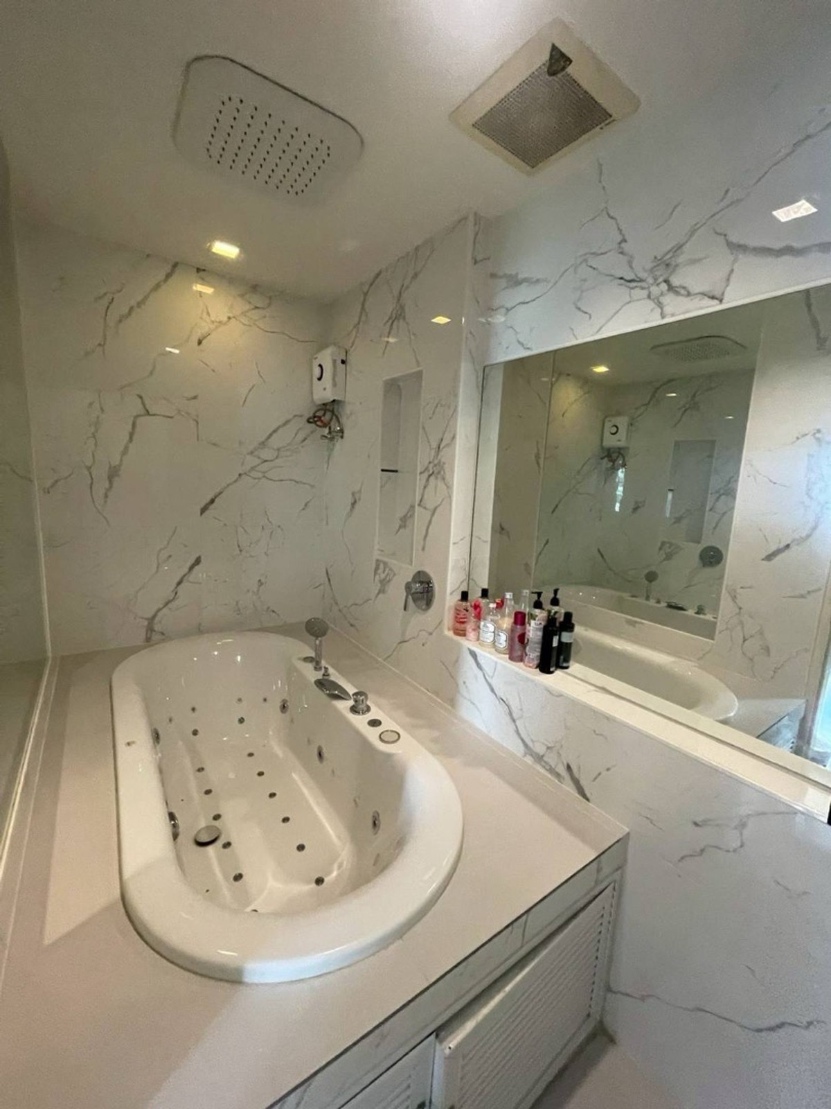 For SaleTownhomeKasetsart, Ratchayothin : For sale: Baan Klang Muang Ratchayothin, near BTS Phaholyothin 34, near Major Ratchayothin. Central Ladprao Built-in decoration Fully furnished