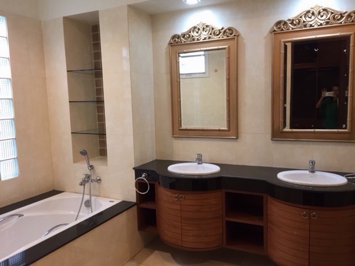 For RentHouseSukhumvit, Asoke, Thonglor : Pet-Friendly 4-Bedroom House for Rent near BTS Thonglor Sukhumvit 36, 450 sq.m Family Home.Available April 2026