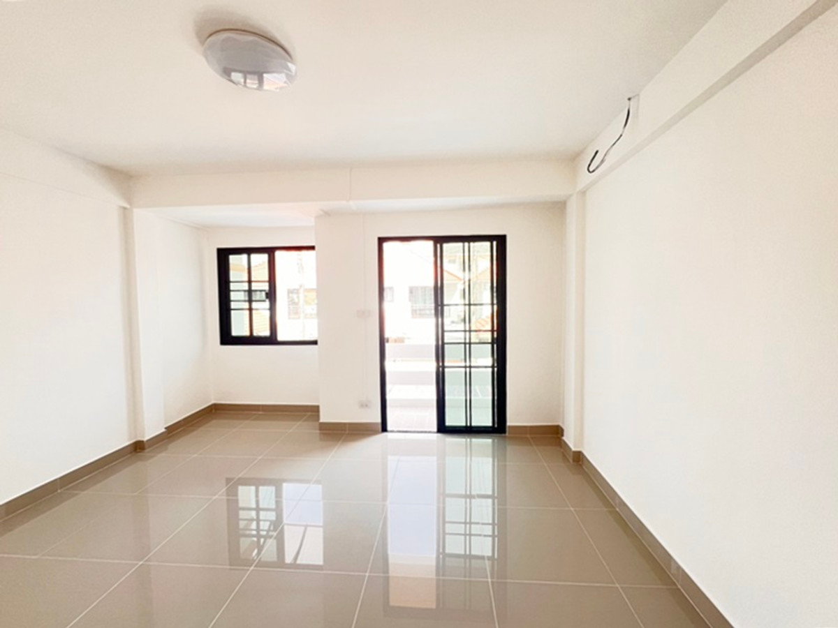 For SaleTownhomePathum Thani,Rangsit, Thammasat : Location near Nana Charoen Market 3-story townhouse for sale, Thanaporn Village, Lam Luk Ka 11, area 16 sq m, 4 bedrooms, 3 bathrooms, newly renovated, price 1,990,000 baht. If interested, contact 085-550-1599.