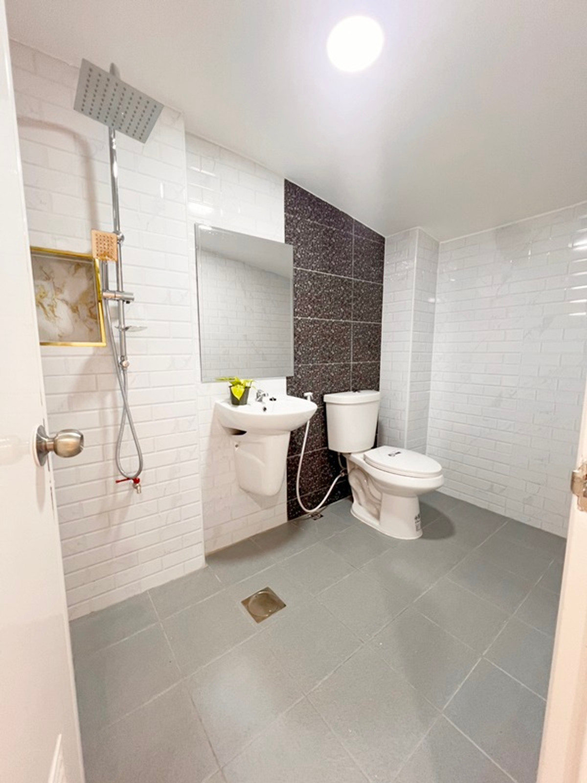 For SaleTownhomePathum Thani,Rangsit, Thammasat : Location near Nana Charoen Market 3-story townhouse for sale, Thanaporn Village, Lam Luk Ka 11, area 16 sq m, 4 bedrooms, 3 bathrooms, newly renovated, price 1,990,000 baht. If interested, contact 085-550-1599.