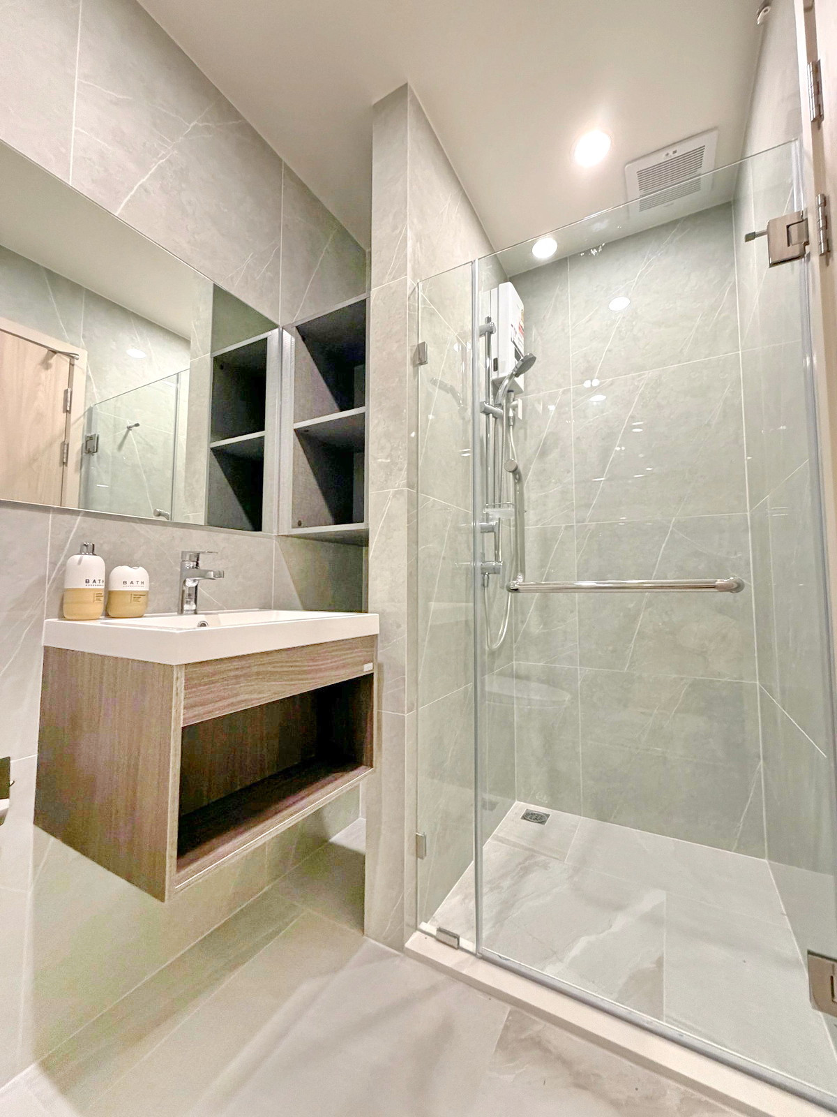 ให้เช่าคอนโดพระราม 9 เพชรบุรีตัดใหม่ RCA : 9768♛ให้เช่าคอนโด 1 ห้องนอน♙นิว ดิสทริค อาร์ไนน์ พระราม 9♜ติด MRTพระราม9∞099-5919653,065-9423251🜲Line@sureresidence