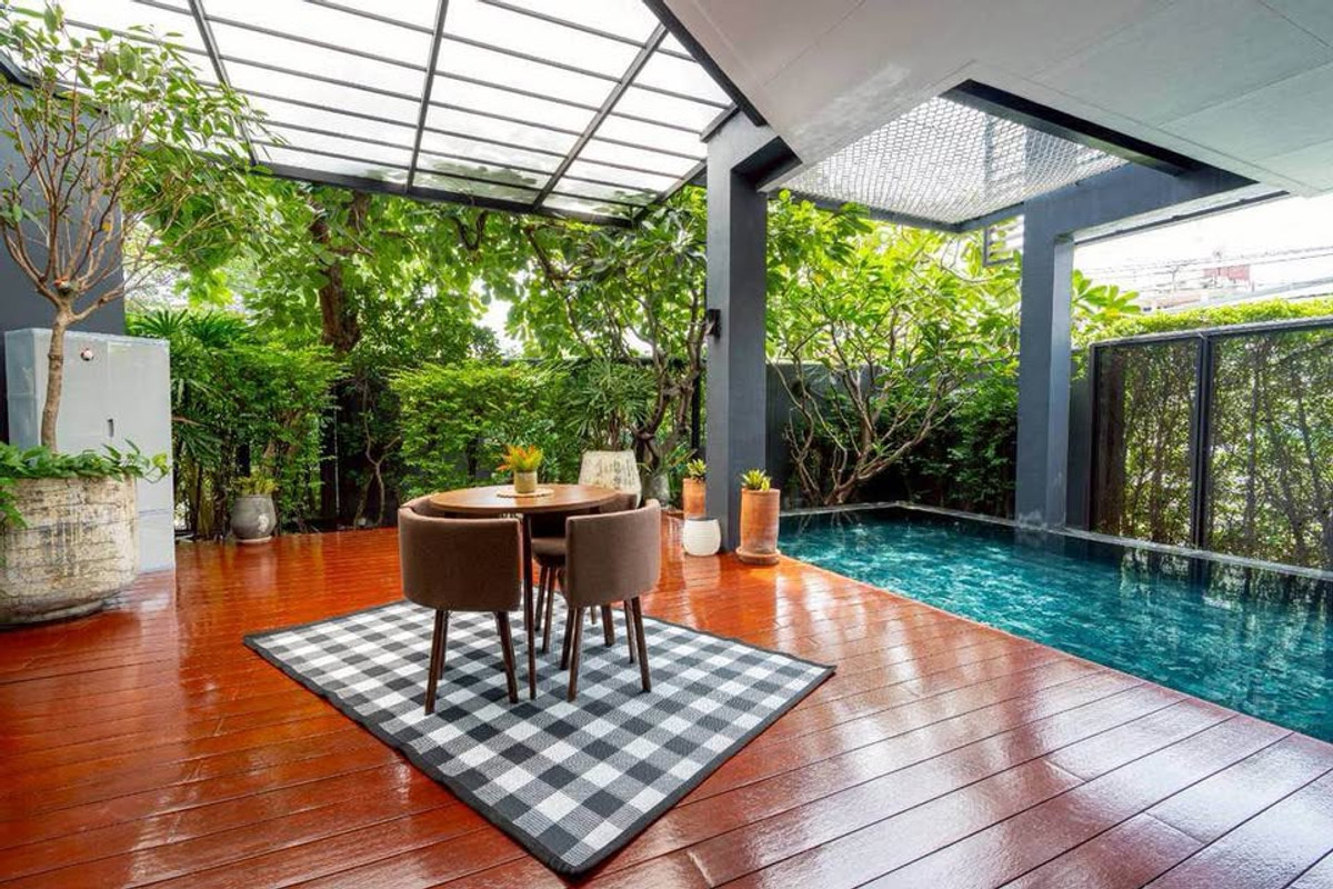 ขายโชคชัย4 ลาดพร้าว71 : ขายด่วน วิลล่าหรู 4 ห้องนอนพร้อมสระว่ายน้ำ ที่สุขุมวิท 71