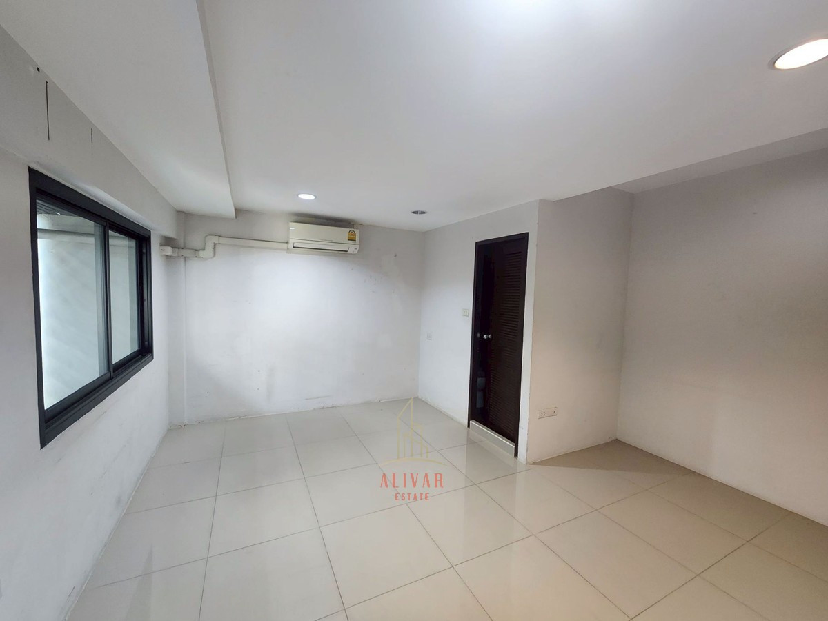 For RentHome OfficeSukhumvit, Asoke, Thonglor : RB020026 Home office 3 floors for rent at Sukhumvit 26 near BTS Phrom Phong, suitable for living. or make an office office