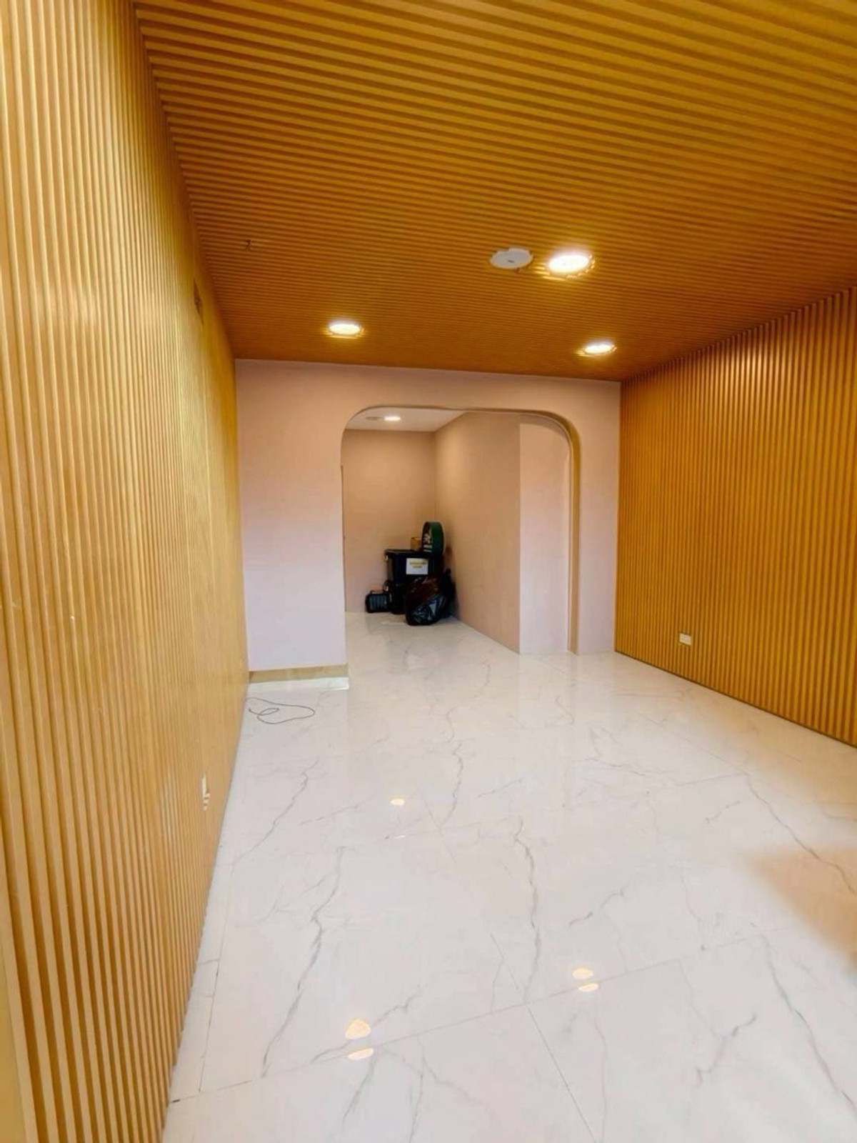 For RentShop HouseSukhumvit, Asoke, Thonglor : Commercial building for rent, Thonglor, Sukhumvit 55, next to the main road, good location, accepting consideration for all businesses.