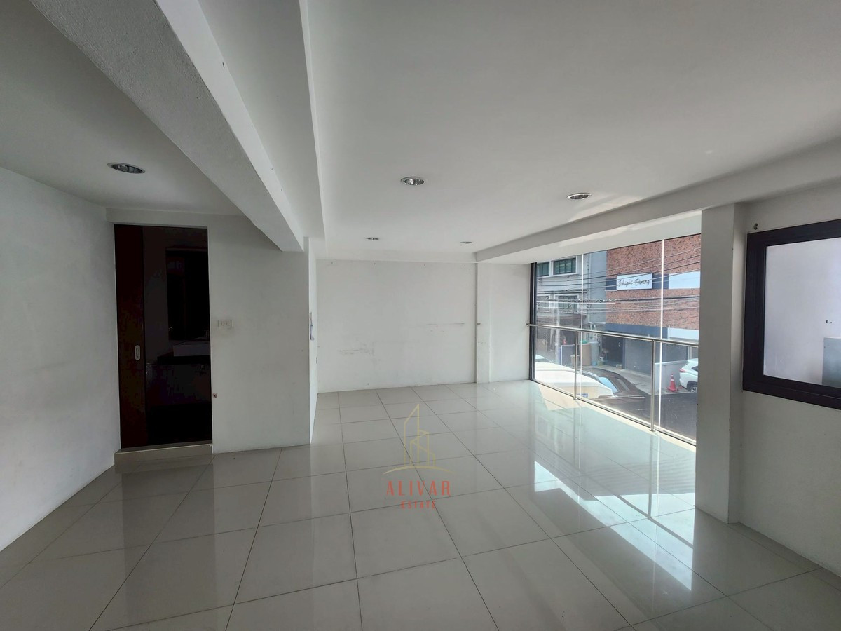 For RentHome OfficeSukhumvit, Asoke, Thonglor : RB020026 Home office 3 floors for rent at Sukhumvit 26 near BTS Phrom Phong, suitable for living. or make an office office