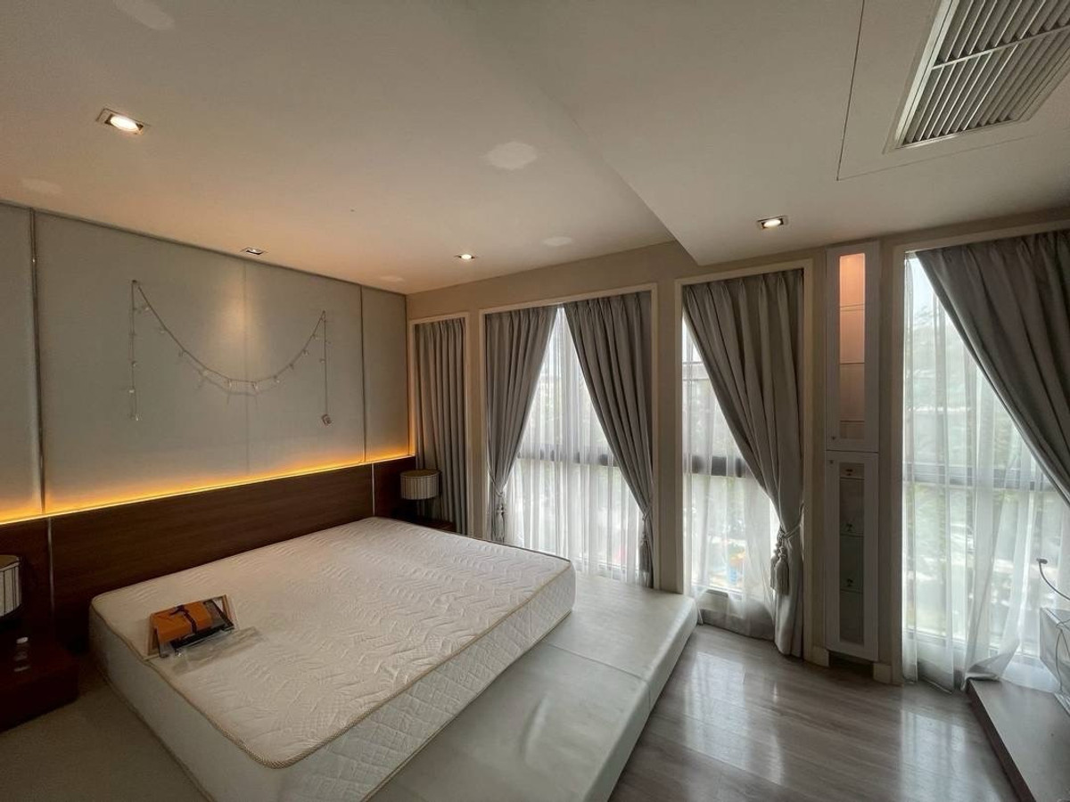 For SaleTownhomeKasetsart, Ratchayothin : For sale: Baan Klang Muang Ratchayothin, near BTS Phaholyothin 34, near Major Ratchayothin. Central Ladprao Built-in decoration Fully furnished