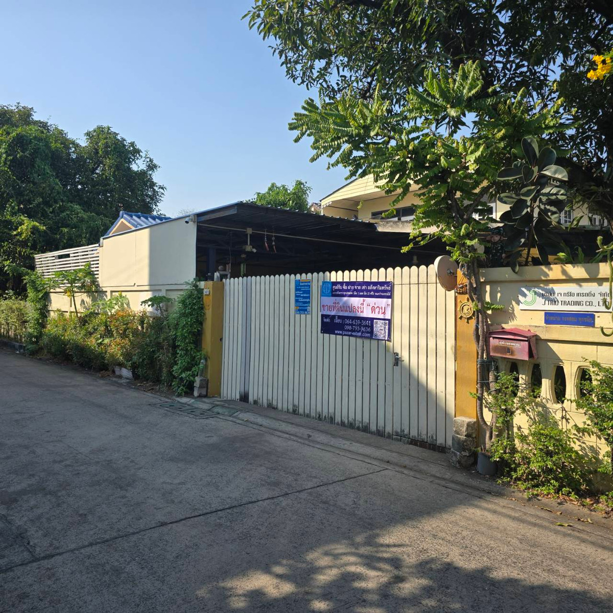 For SaleHouseChokchai 4, Ladprao 71, Ladprao 48, : PZ1304-Land for sale with house 100 sq m. Lat Phrao 71, Soi Sangkhom Songkhro 11, Nakniwat, away from school. Nawaminthrachinuthit Bodindecha, only 200 meters, near the Yellow Line, Lat Phrao Subdistrict, Bang Kapi District, Bangkok.