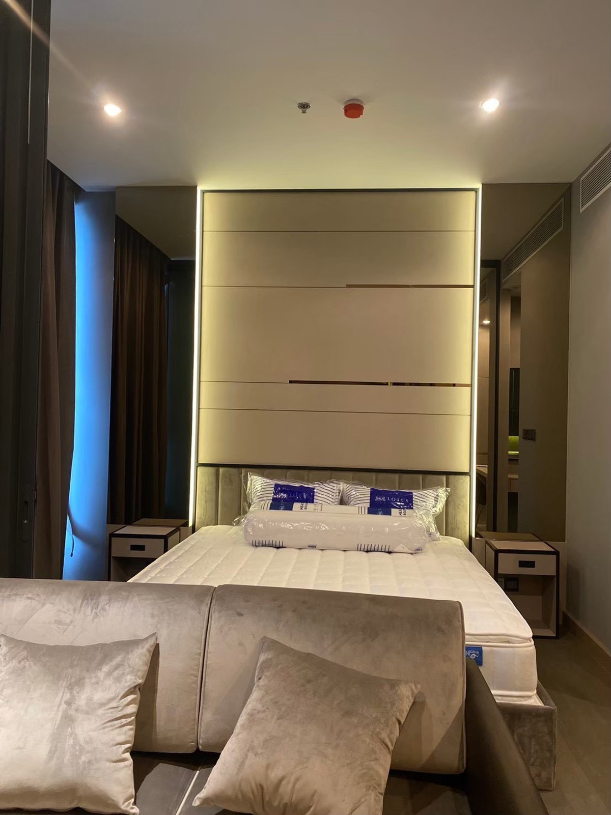 ให้เช่าคอนโดพระราม 9 เพชรบุรีตัดใหม่ RCA : the esse singha complex ตกแต่งบิ้วอินครบพร้อมอยู่ ห้องสวย ตรงปกแน่นอน สนใจนัดชมโทร 063-384-4228