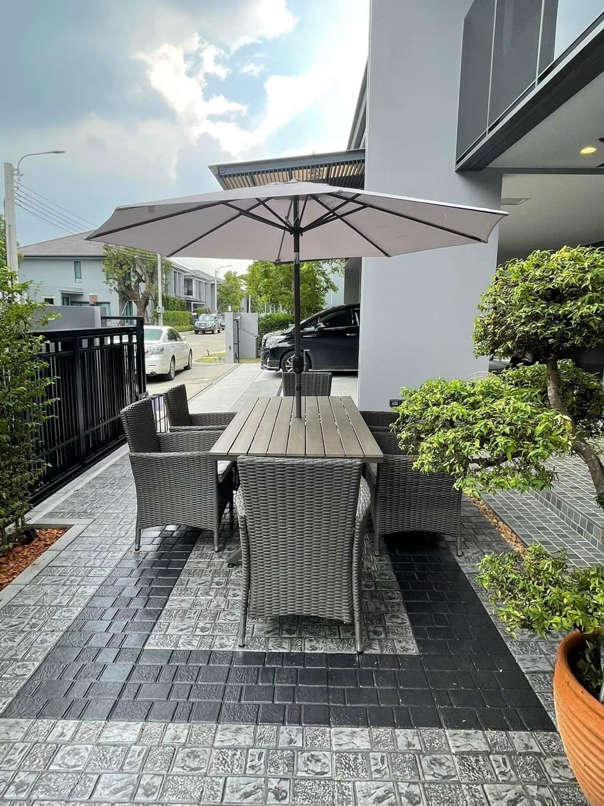 ขายบ้านพัฒนาการ ศรีนครินทร์ : ขายบ้านหรู โครงการ Setthasiri Krungthep Kreetha 2 (เศรษฐสิริ กรุงเทพกรีฑา 2) แปลงมุม ไซส์ใหญ่ ด้านหน้าไม่ติดใคร  บ้านเดี่ยว 2 ชั้น ขนาดที่ดิน 105 ตารางวา พื้นที่ใช้สอย 404 ตารางเมตร