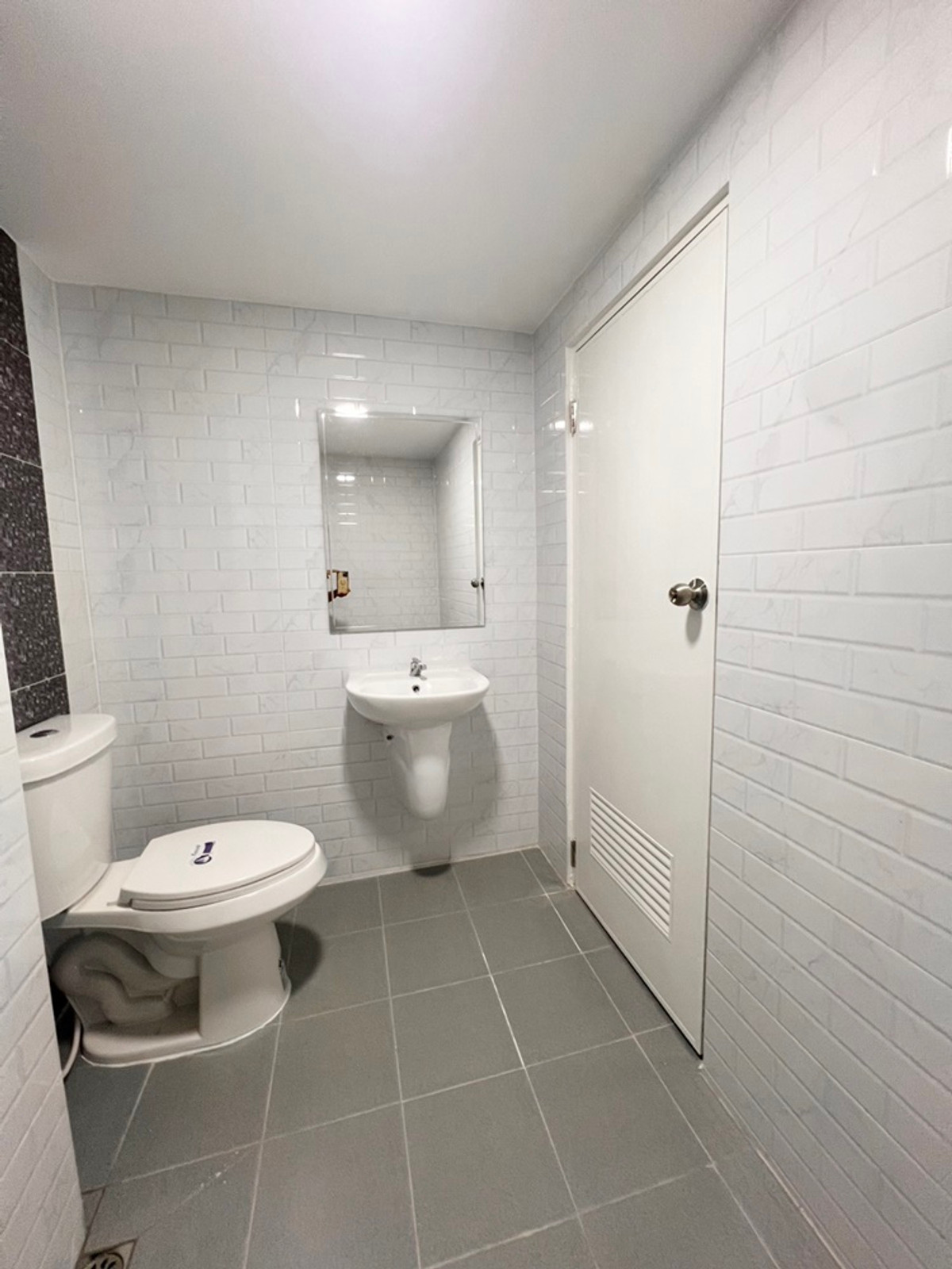 For SaleTownhomePathum Thani,Rangsit, Thammasat : Location near Nana Charoen Market 3-story townhouse for sale, Thanaporn Village, Lam Luk Ka 11, area 16 sq m, 4 bedrooms, 3 bathrooms, newly renovated, price 1,990,000 baht. If interested, contact 085-550-1599.