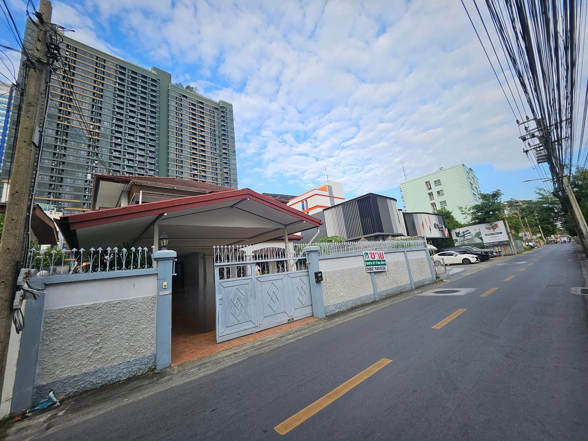 ขายบ้านลาดพร้าว เซ็นทรัลลาดพร้าว : ราคาพิเศษ!! บ้านเดี่ยวทำเลทอง ลาดพร้าว ซ.1 ใกล้ยูเนี่ยนมอลล์ เดินถึงรถไฟฟ้า เข้าออกได้หลายทาง