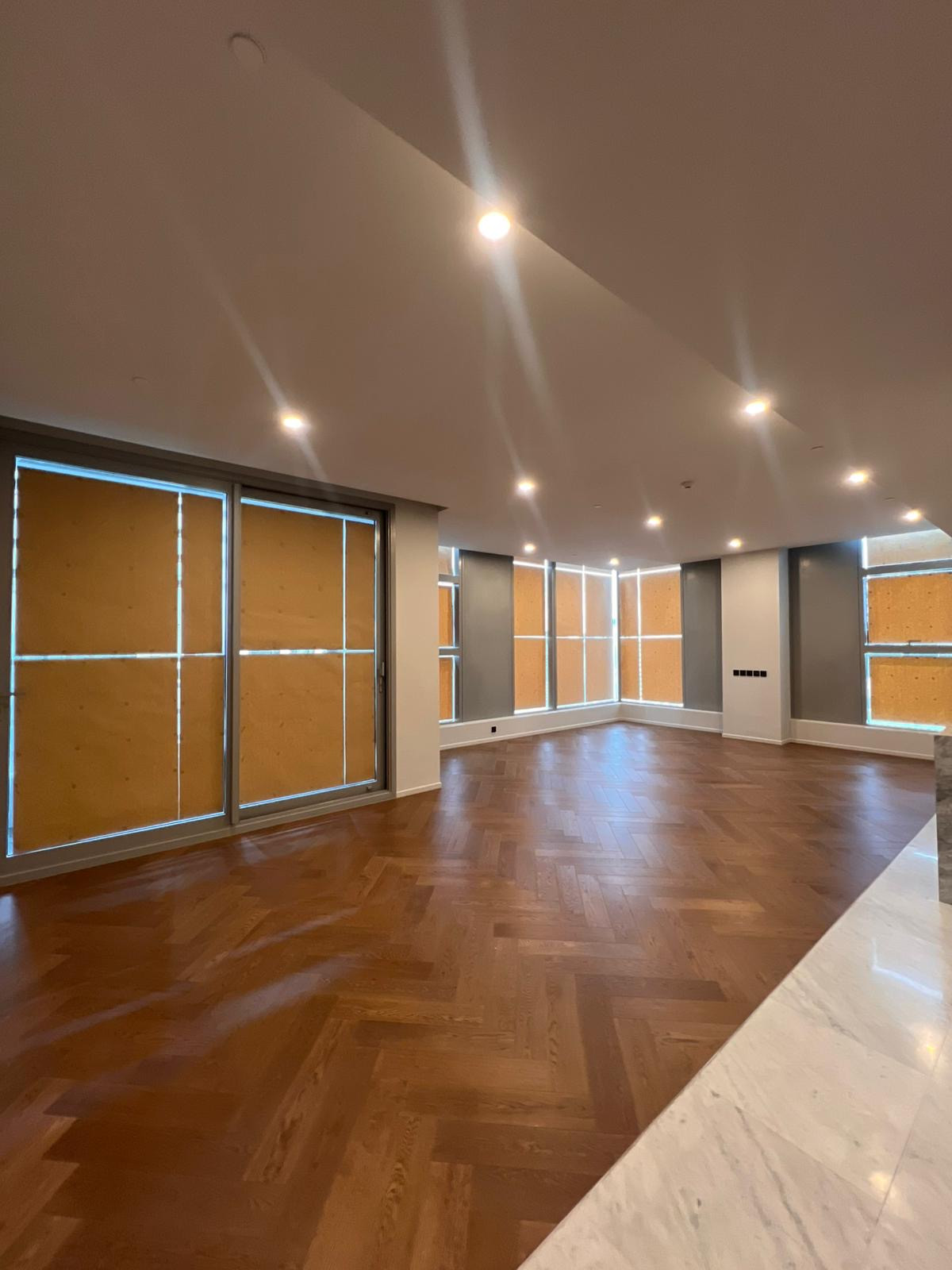 ให้เช่าคอนโดสุขุมวิท อโศก ทองหล่อ : [FOR RENT] The Residences 38 | Ultra-Luxury 3BR Unfurnished – High Floor with Stunning City View