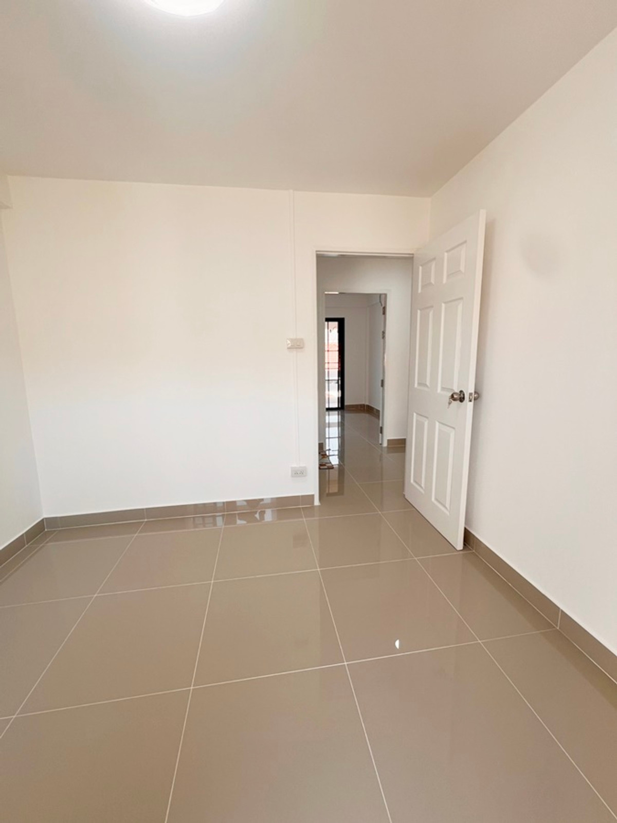 For SaleTownhomePathum Thani,Rangsit, Thammasat : Location near Nana Charoen Market 3-story townhouse for sale, Thanaporn Village, Lam Luk Ka 11, area 16 sq m, 4 bedrooms, 3 bathrooms, newly renovated, price 1,990,000 baht. If interested, contact 085-550-1599.