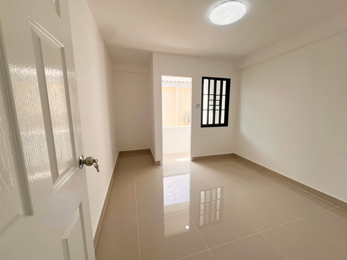 For SaleTownhomePathum Thani,Rangsit, Thammasat : Location near Nana Charoen Market 3-story townhouse for sale, Thanaporn Village, Lam Luk Ka 11, area 16 sq m, 4 bedrooms, 3 bathrooms, newly renovated, price 1,990,000 baht. If interested, contact 085-550-1599.