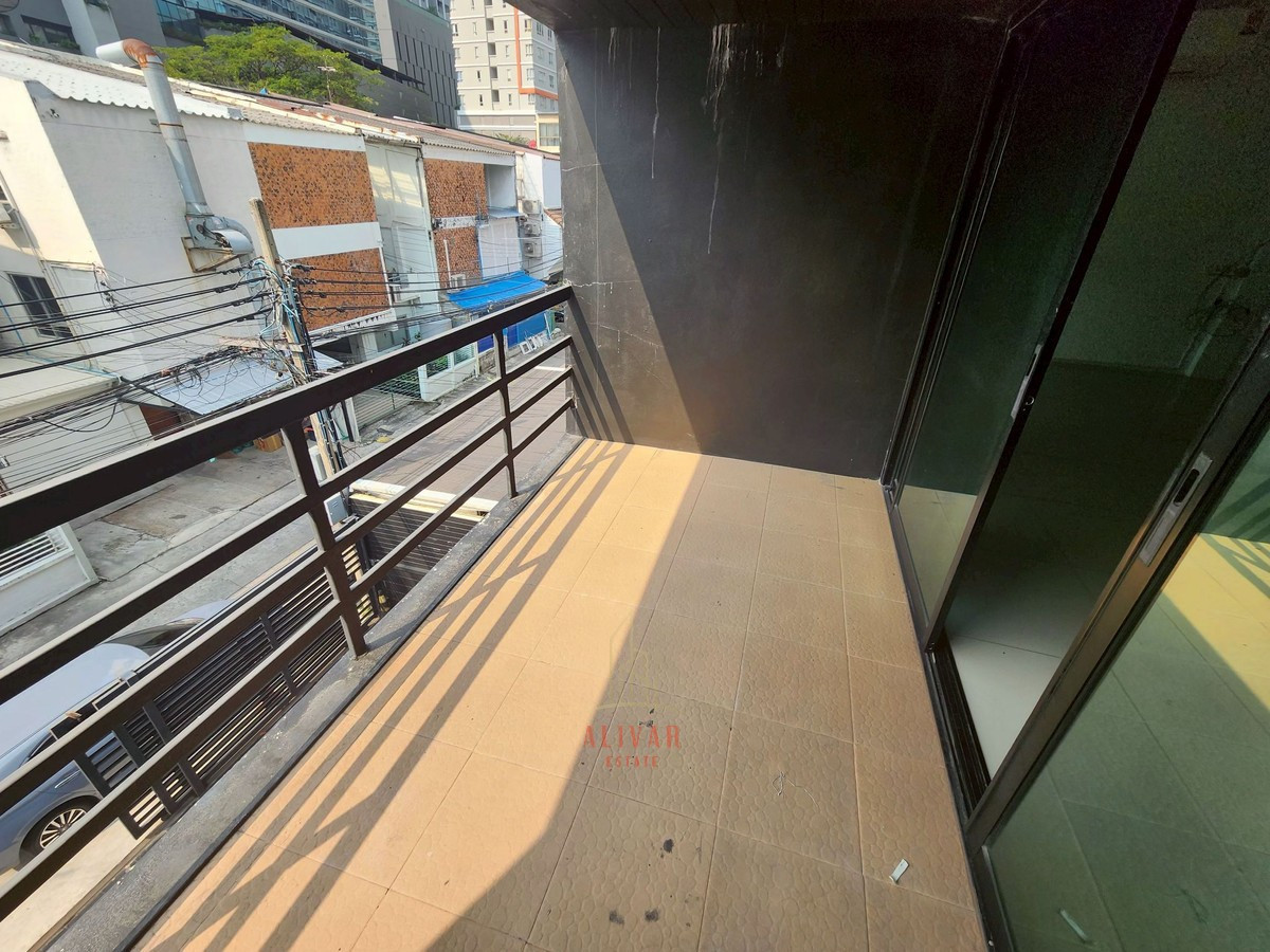 For RentHome OfficeSukhumvit, Asoke, Thonglor : RB020026 Home office 3 floors for rent at Sukhumvit 26 near BTS Phrom Phong, suitable for living. or make an office office