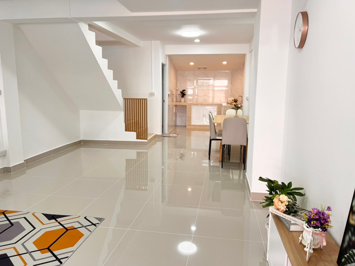 For SaleTownhomePathum Thani,Rangsit, Thammasat : Location near Nana Charoen Market 3-story townhouse for sale, Thanaporn Village, Lam Luk Ka 11, area 16 sq m, 4 bedrooms, 3 bathrooms, newly renovated, price 1,990,000 baht. If interested, contact 085-550-1599.