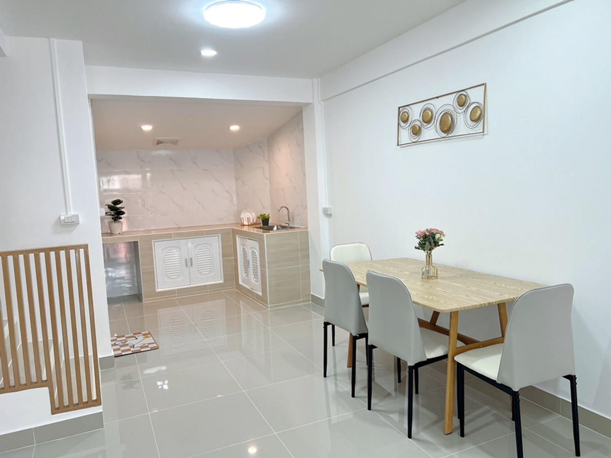For SaleTownhomePathum Thani,Rangsit, Thammasat : Location near Nana Charoen Market 3-story townhouse for sale, Thanaporn Village, Lam Luk Ka 11, area 16 sq m, 4 bedrooms, 3 bathrooms, newly renovated, price 1,990,000 baht. If interested, contact 085-550-1599.