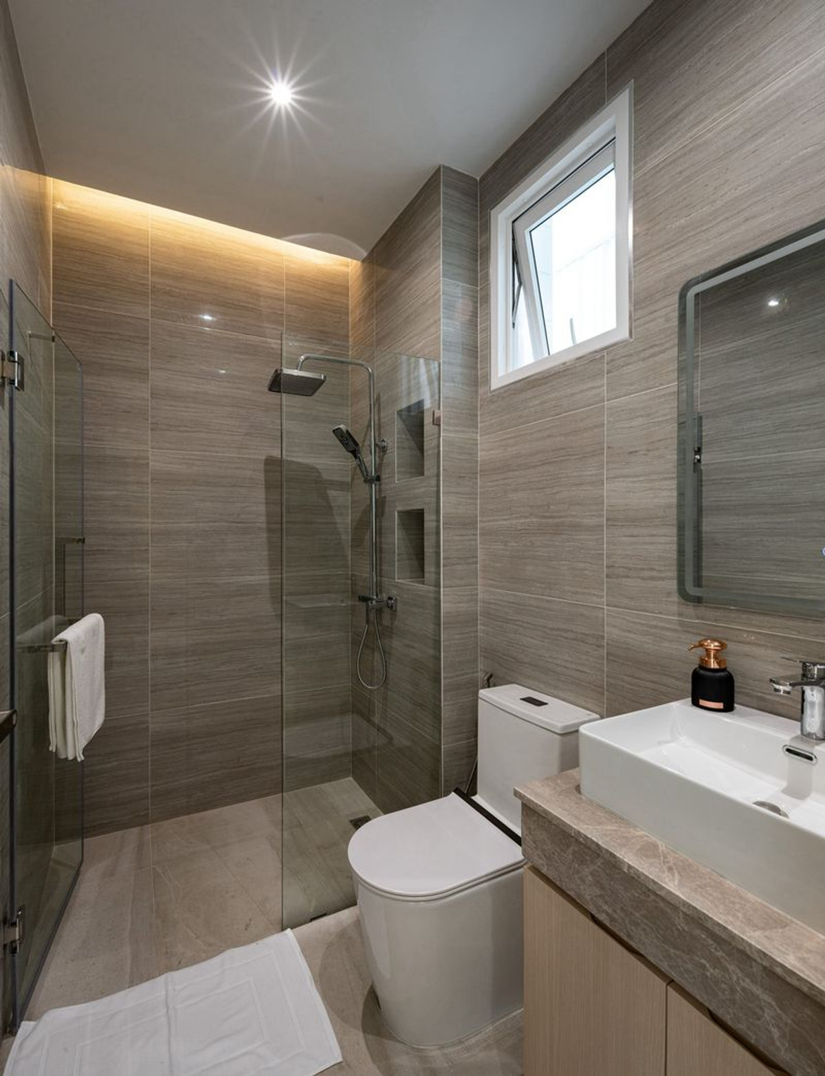 ขายบ้านพัทยา บางแสน ชลบุรี สัตหีบ : Rare Item! วิลล่าหรู 7 ห้องนอน 7 ห้องน้ำ 2 อาคาร พื้นที่ใช้สอย 500 ตร.ม. ใจกลางเขาทาโล | ราคา 28.5 ล้านบาท