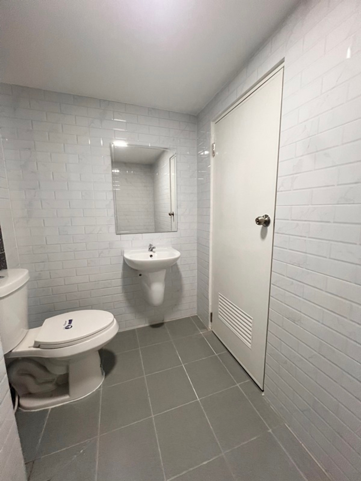 For SaleTownhomePathum Thani,Rangsit, Thammasat : Location near Nana Charoen Market 3-story townhouse for sale, Thanaporn Village, Lam Luk Ka 11, area 16 sq m, 4 bedrooms, 3 bathrooms, newly renovated, price 1,990,000 baht. If interested, contact 085-550-1599.