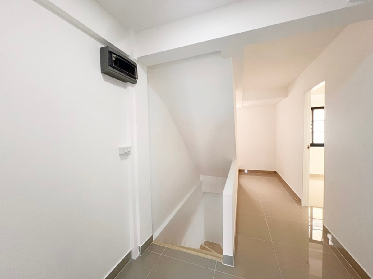 For SaleTownhomePathum Thani,Rangsit, Thammasat : Location near Nana Charoen Market 3-story townhouse for sale, Thanaporn Village, Lam Luk Ka 11, area 16 sq m, 4 bedrooms, 3 bathrooms, newly renovated, price 1,990,000 baht. If interested, contact 085-550-1599.