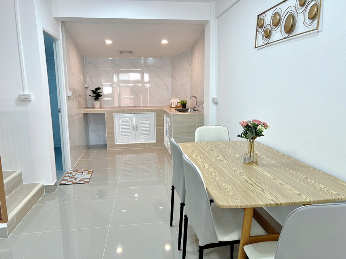 For SaleTownhomePathum Thani,Rangsit, Thammasat : Location near Nana Charoen Market 3-story townhouse for sale, Thanaporn Village, Lam Luk Ka 11, area 16 sq m, 4 bedrooms, 3 bathrooms, newly renovated, price 1,990,000 baht. If interested, contact 085-550-1599.