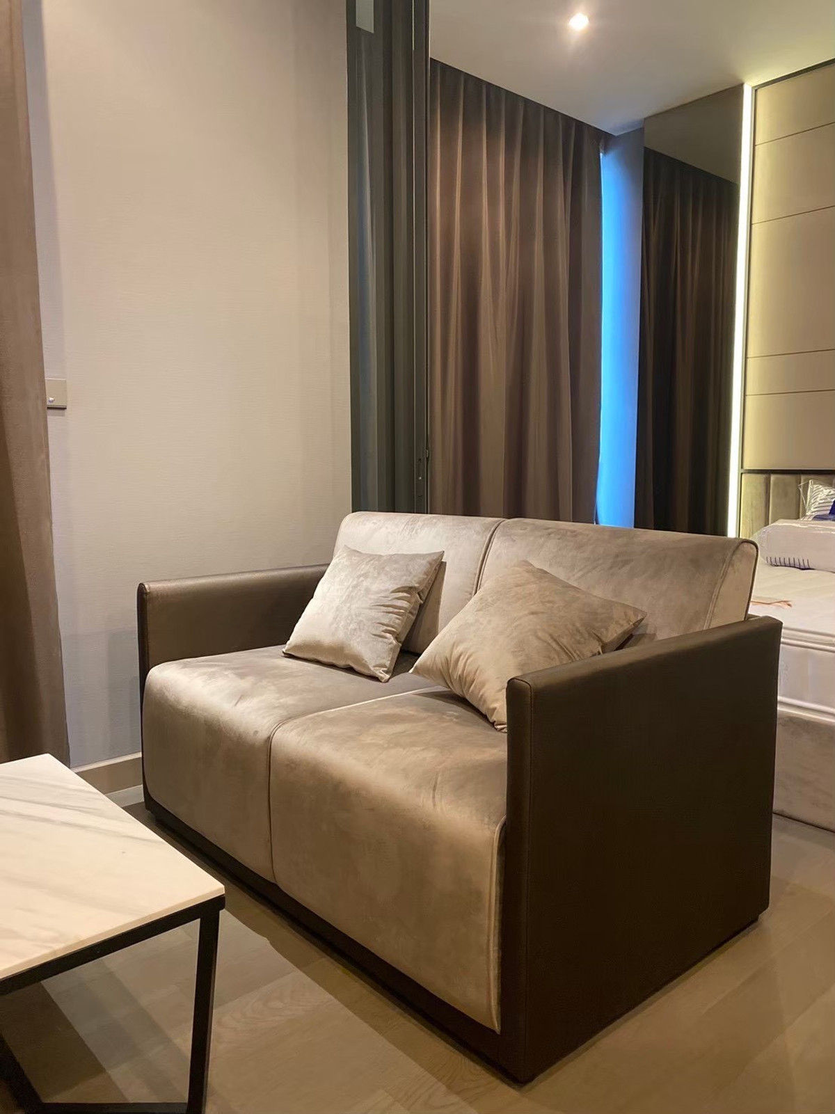 ให้เช่าคอนโดพระราม 9 เพชรบุรีตัดใหม่ RCA : the esse singha complex ตกแต่งบิ้วอินครบพร้อมอยู่ ห้องสวย ตรงปกแน่นอน สนใจนัดชมโทร 063-384-4228