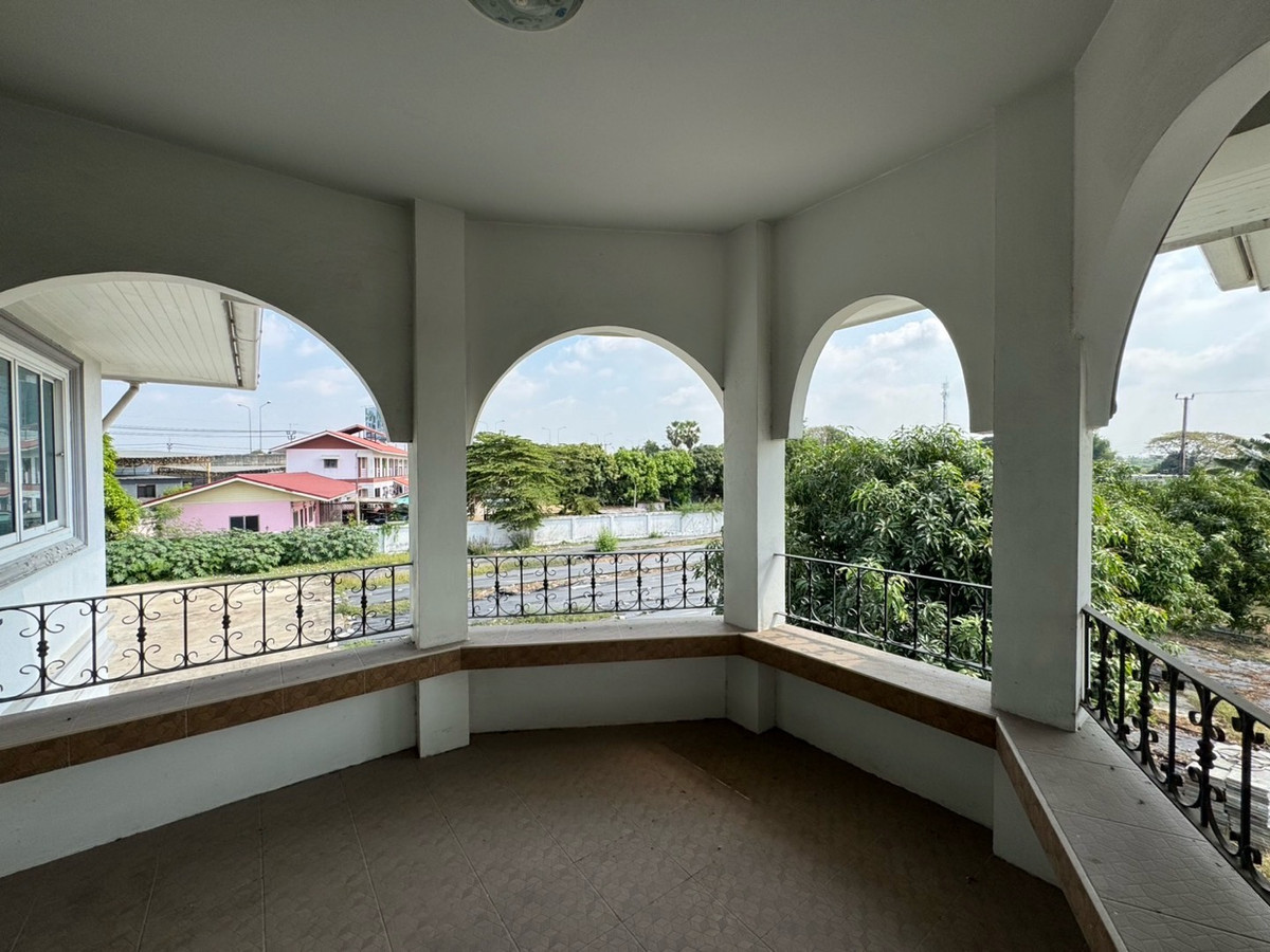 For RentRetail SpacePattanakan, Srinakarin : Single house for rent, 1 rai, Krungthep Kreetha, newly cut, has free space, can be modified, expanded, able to do business.