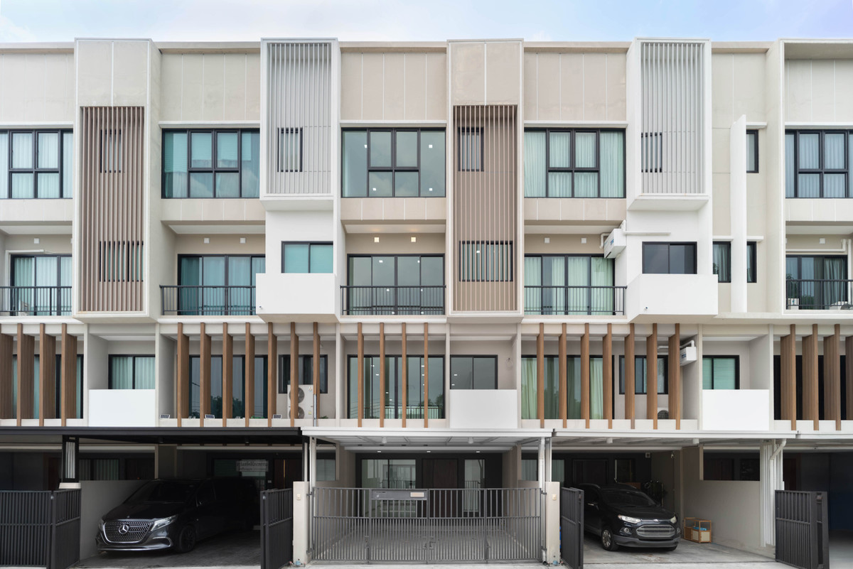 For SaleTownhomePinklao, Charansanitwong : Urgent sale! The Blisz Sathorn - Charan 35 📍 Luxurious townhome, Sathorn location, beautiful, new, first hand. At a great price, beautiful location, in front of the house, won't hit anyone.