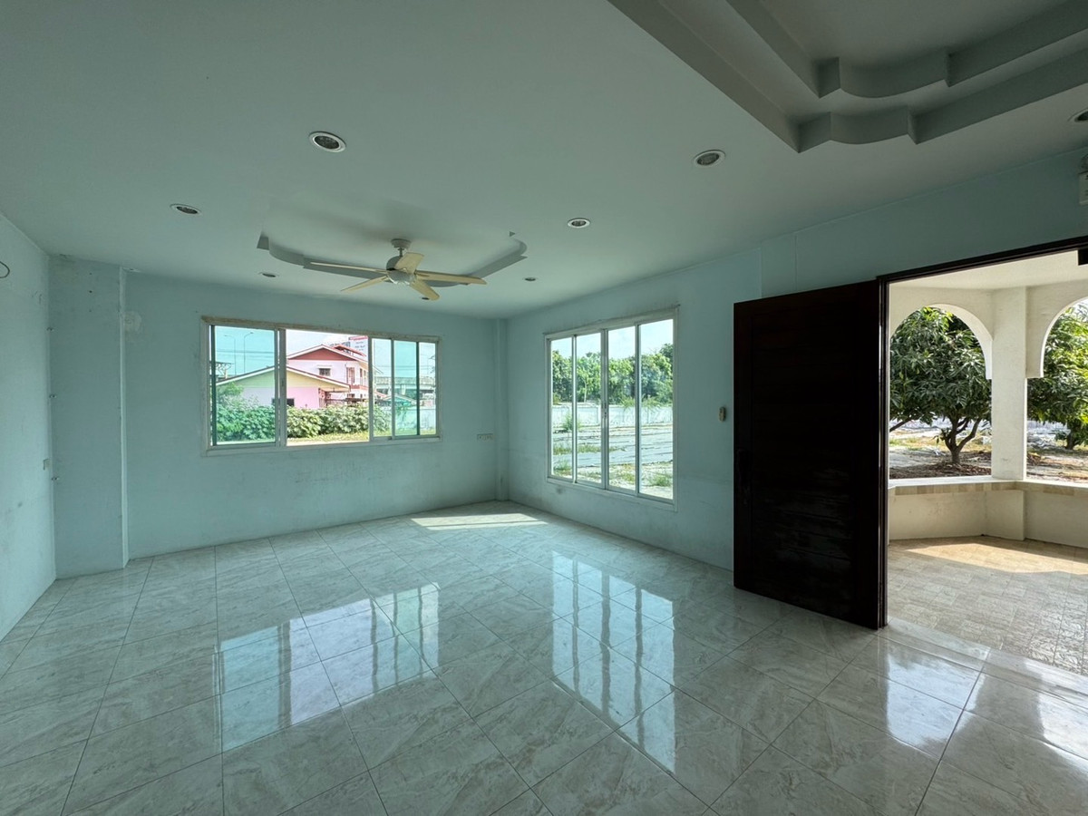 For RentRetail SpacePattanakan, Srinakarin : Single house for rent, 1 rai, Krungthep Kreetha, newly cut, has free space, can be modified, expanded, able to do business.