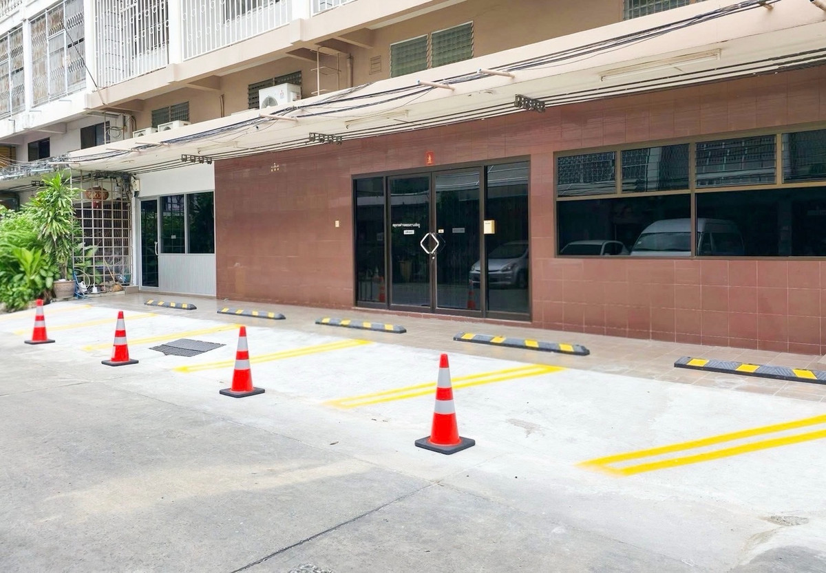 For RentOfficeOnnut, Udomsuk : Commercial Office Building for Rent Near BTS Phra Khanong 2-Storey with 4–5 Parking Spaces