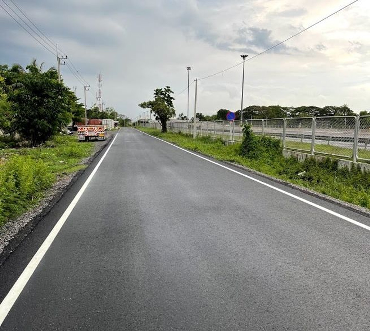 ขายที่ดินปทุมธานี รังสิต ธรรมศาสตร์ : ขายที่ดิน 2.5 ไร่ ติดถนนมอเตอร์เวย์ บางปะอิน ช่วง กม 6.5 ตำบลคลองสาม คลองหลวง  ราคาไม่แพง ต่อรองได้ สุดยอดทำเลดี