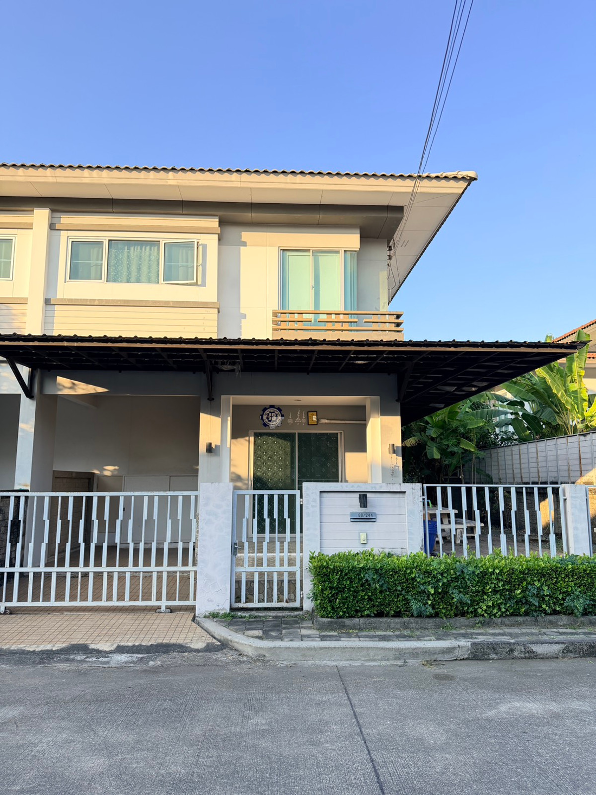 ขายบ้านลาดกระบัง สุวรรณภูมิ : ขายด่วน บ้านแฝดพร้อมอยู่ 35  ตร.วา หมู่บ้านเอโทล มัลดีฟ ปาล์ม สมุทรปราการ ใกล้ห้างเมกาบางนา แยกวงแหวน เฟอร์นิเจอร์บิ้วท์ทั้งหลัง , แอร์