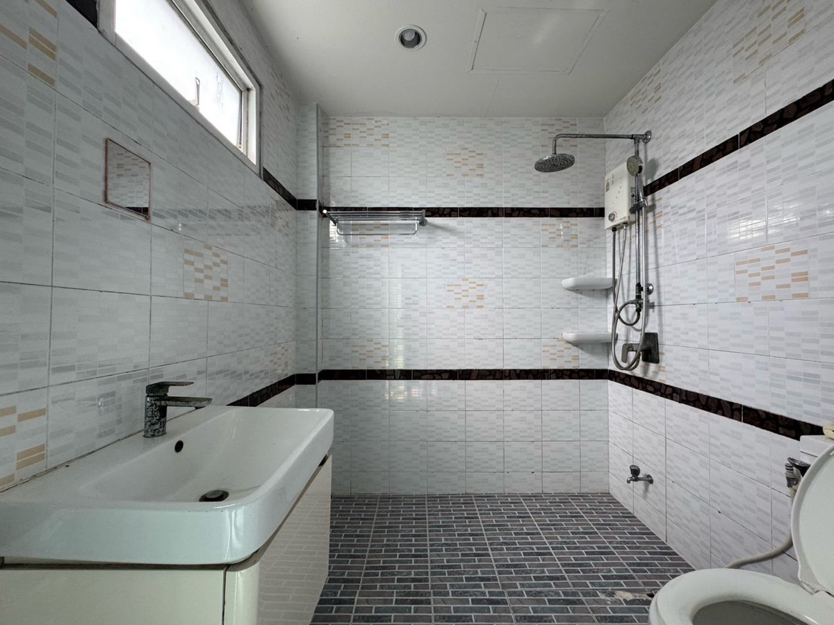 For RentRetail SpacePattanakan, Srinakarin : Single house for rent, 1 rai, Krungthep Kreetha, newly cut, has free space, can be modified, expanded, able to do business.