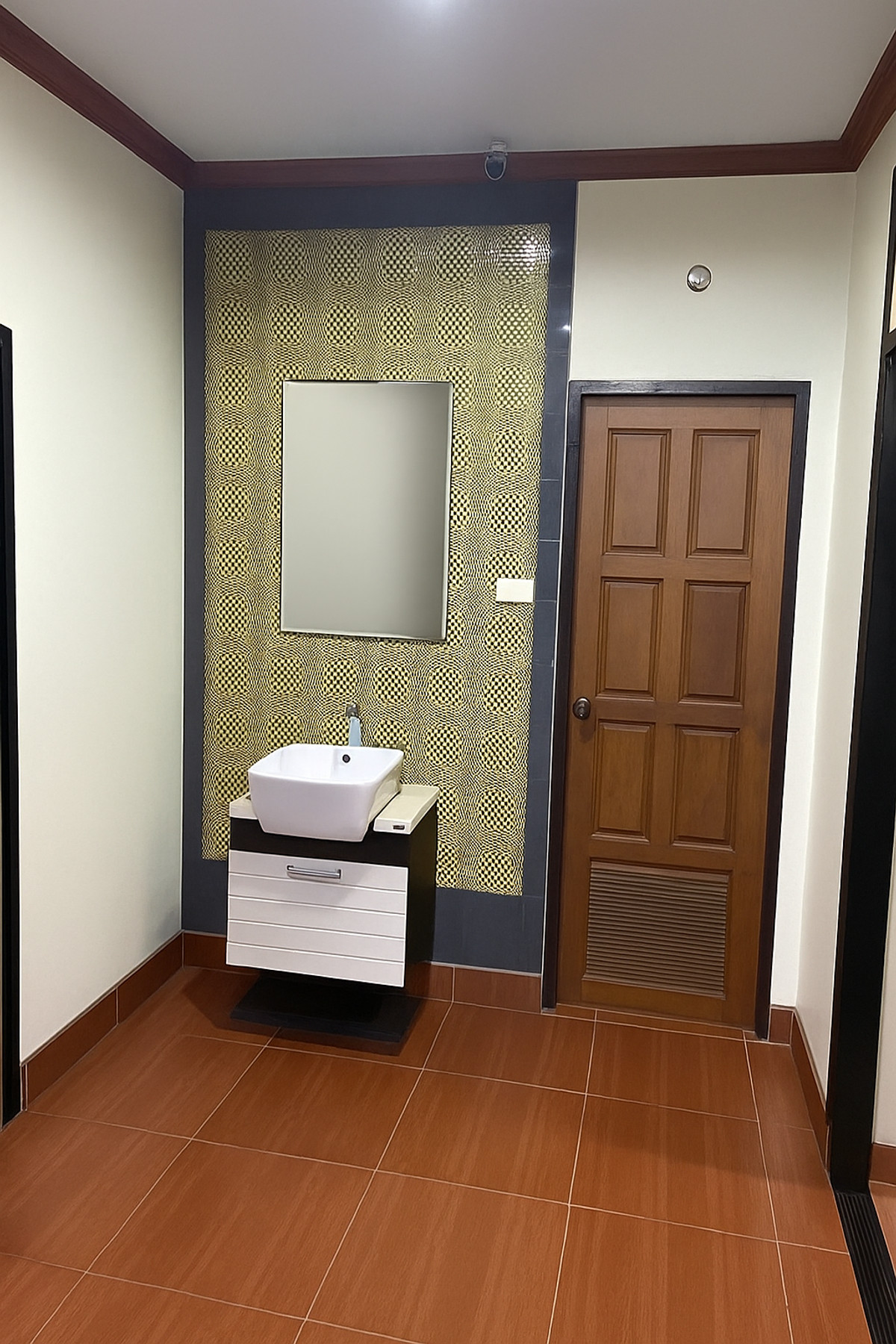 ขายโฮมออฟฟิศศรีราชา แหลมฉบัง บ้านบึง : ขาย !!! โฮมออฟฟิศ 3 ชั้น (รวมชั้นดาดฟ้า) สภาพดีมาก เนื้อที่ 82 ตารางวา อ.บ้านบึง จ.ชลบุรี ราคา 15,500,000 บาท