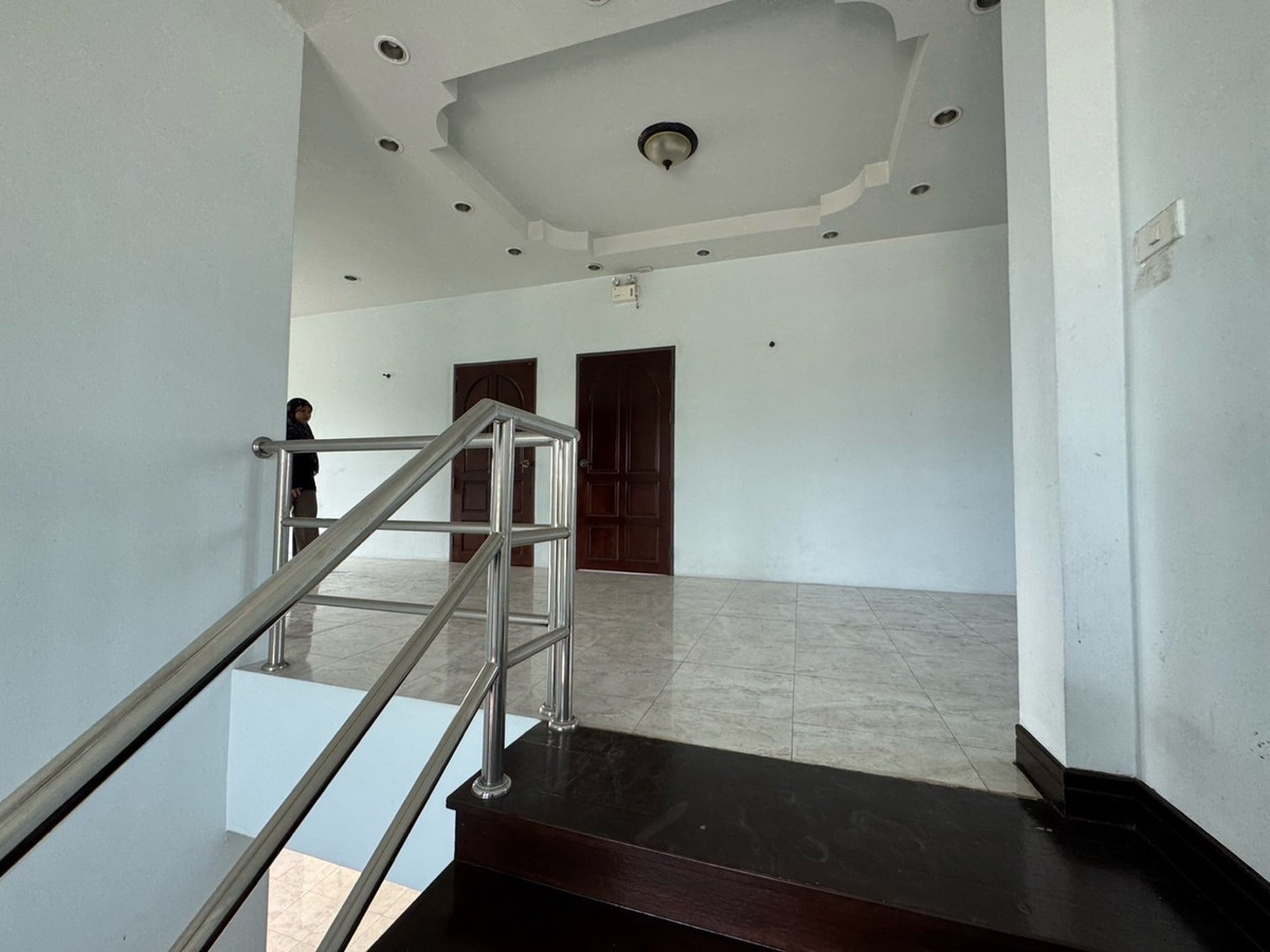 For RentRetail SpacePattanakan, Srinakarin : Single house for rent, 1 rai, Krungthep Kreetha, newly cut, has free space, can be modified, expanded, able to do business.