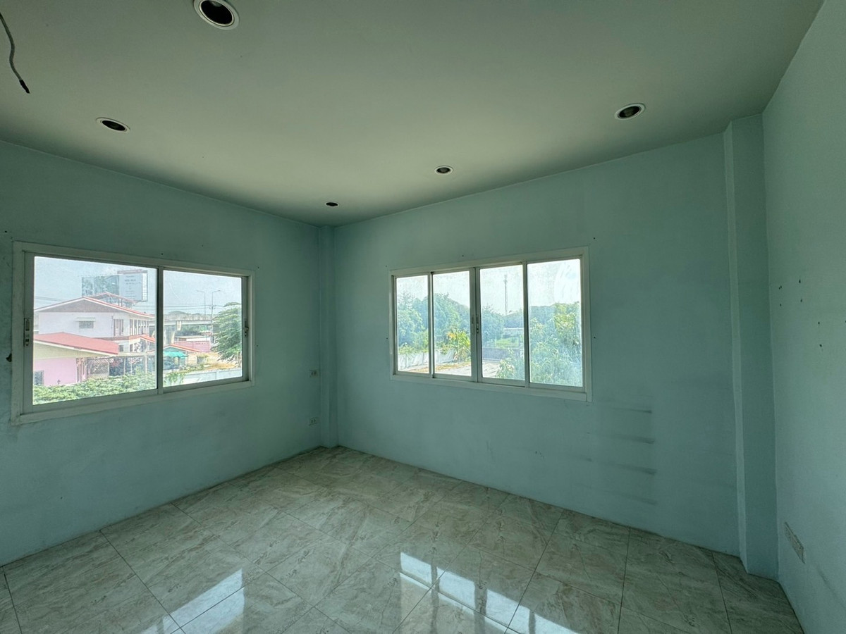 For RentRetail SpacePattanakan, Srinakarin : Single house for rent, 1 rai, Krungthep Kreetha, newly cut, has free space, can be modified, expanded, able to do business.
