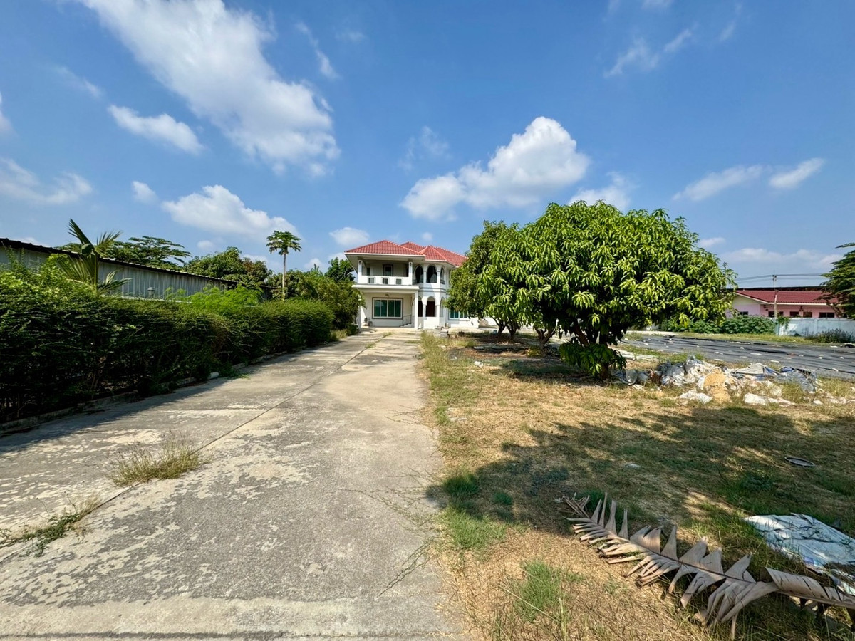 For RentHome OfficePattanakan, Srinakarin : Home office for rent, detached house, 1 rai of land, Krungthep Kreetha, newly cut, rent to do business, renovate, can expand, happy to accept tenants for long-term business.