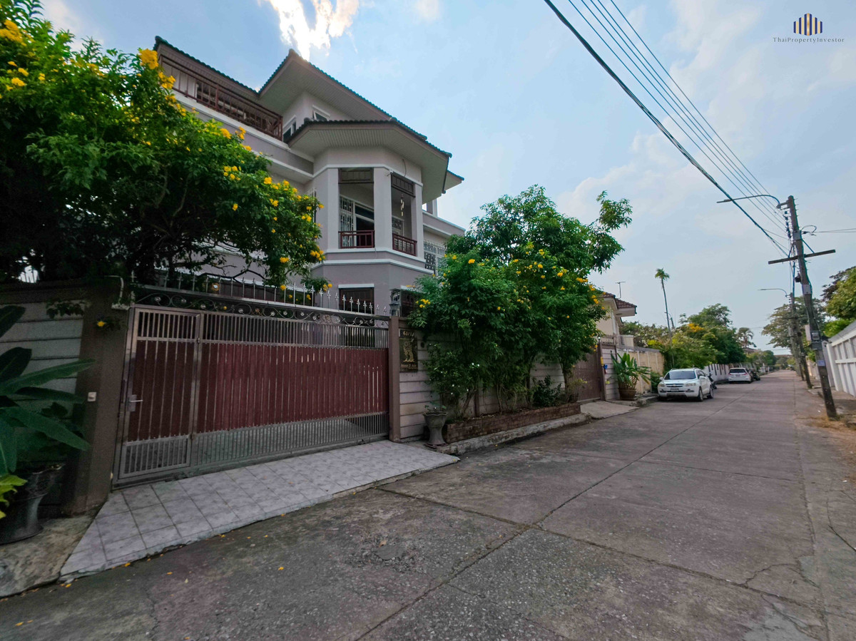 For SaleHouseChokchai 4, Ladprao 71, Ladprao 48, : Rare Opportunity! House Near Central EastVille !! Home on a large 94 sq.wah plot with approximately 300 sq.m. of usable area, located in the prime Sena Nivet – Lat Phrao – Kaset–Nawamin area.