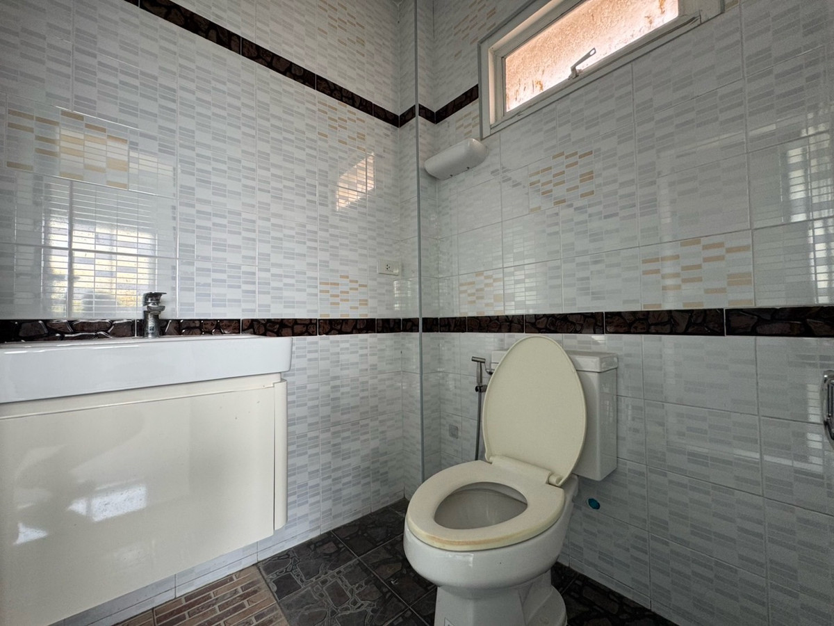 For RentRetail SpacePattanakan, Srinakarin : Single house for rent, 1 rai, Krungthep Kreetha, newly cut, has free space, can be modified, expanded, able to do business.