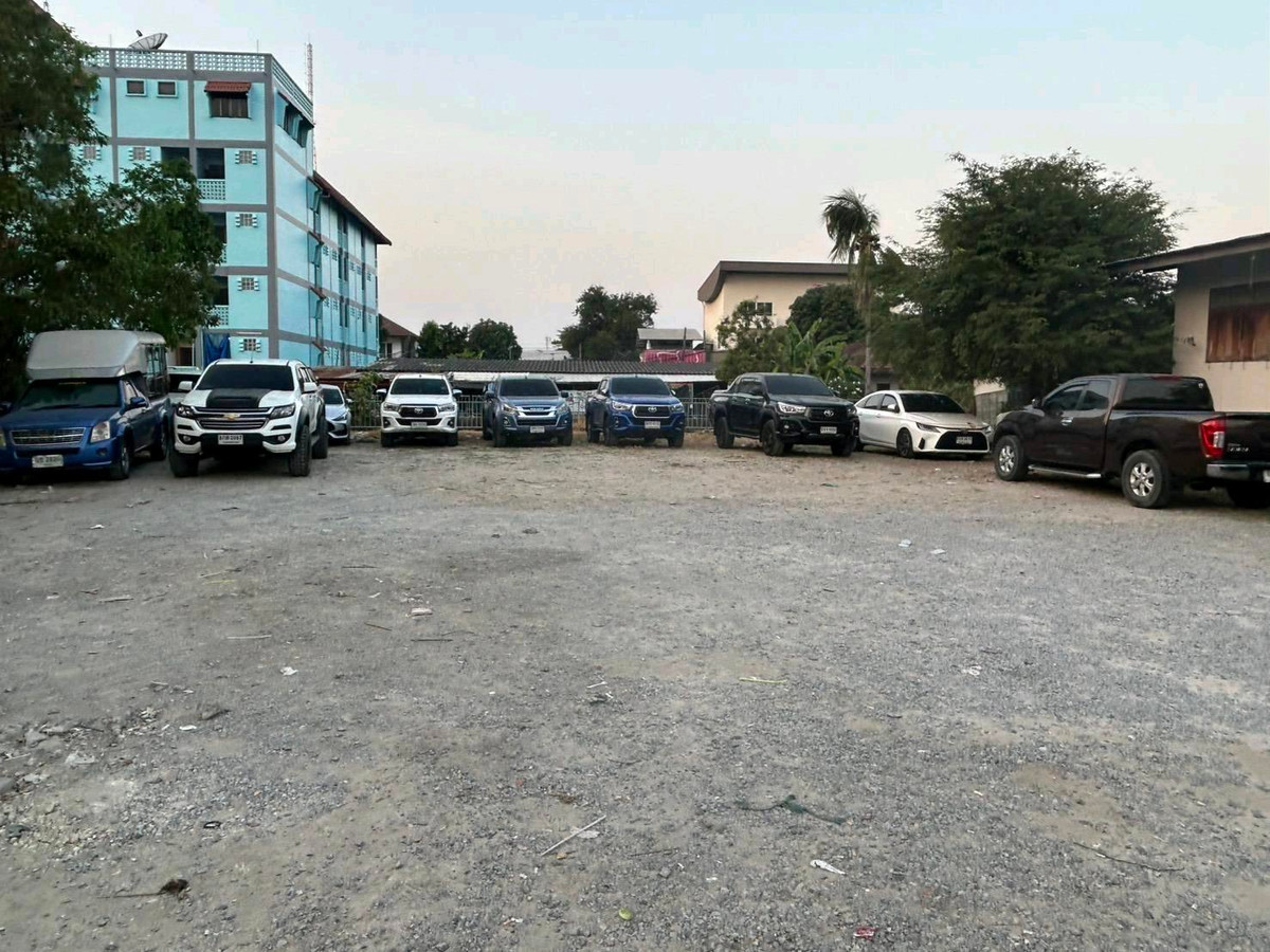 For RentWarehouseKaset Nawamin,Ladplakao : Land for rent, 1 rai, Lat Pla Khao Road. Used to allocate a warehouse (built yourself), parking, already has a fence, cheap rental price only 35000 baht. If interested, contact us line assetagency