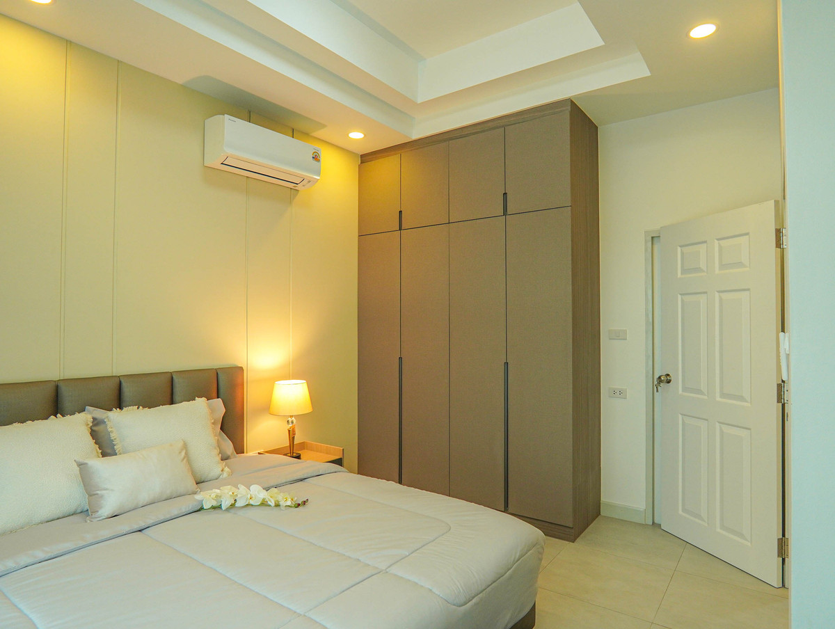 ให้เช่าบ้านพัทยา บางแสน ชลบุรี สัตหีบ : 🏡✨ พูลวิลล่าให้เช่า ใกล้อ่างเก็บน้ำมาบประชัน | 3 ห้องนอน | เพียง 65,000 บาท/เดือน ✨