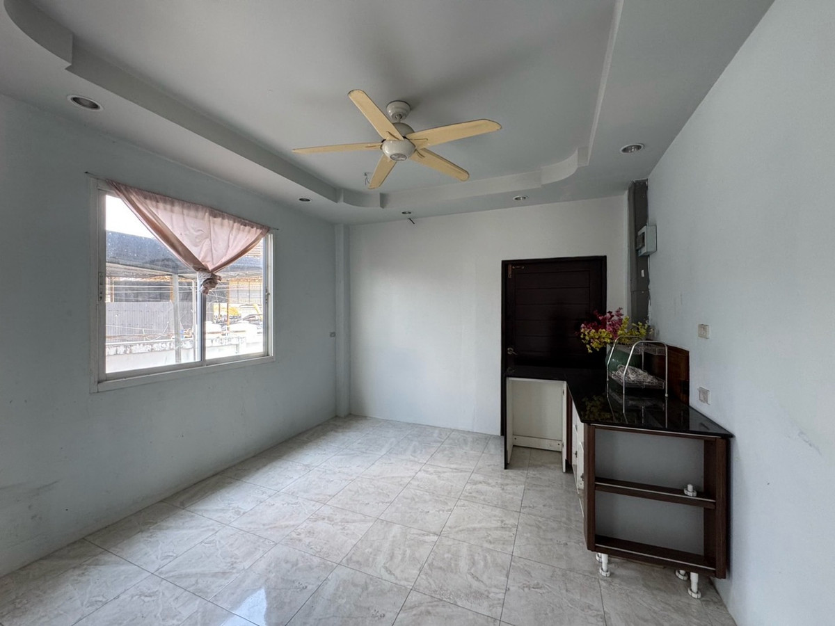 For RentRetail SpacePattanakan, Srinakarin : Single house for rent, 1 rai, Krungthep Kreetha, newly cut, has free space, can be modified, expanded, able to do business.