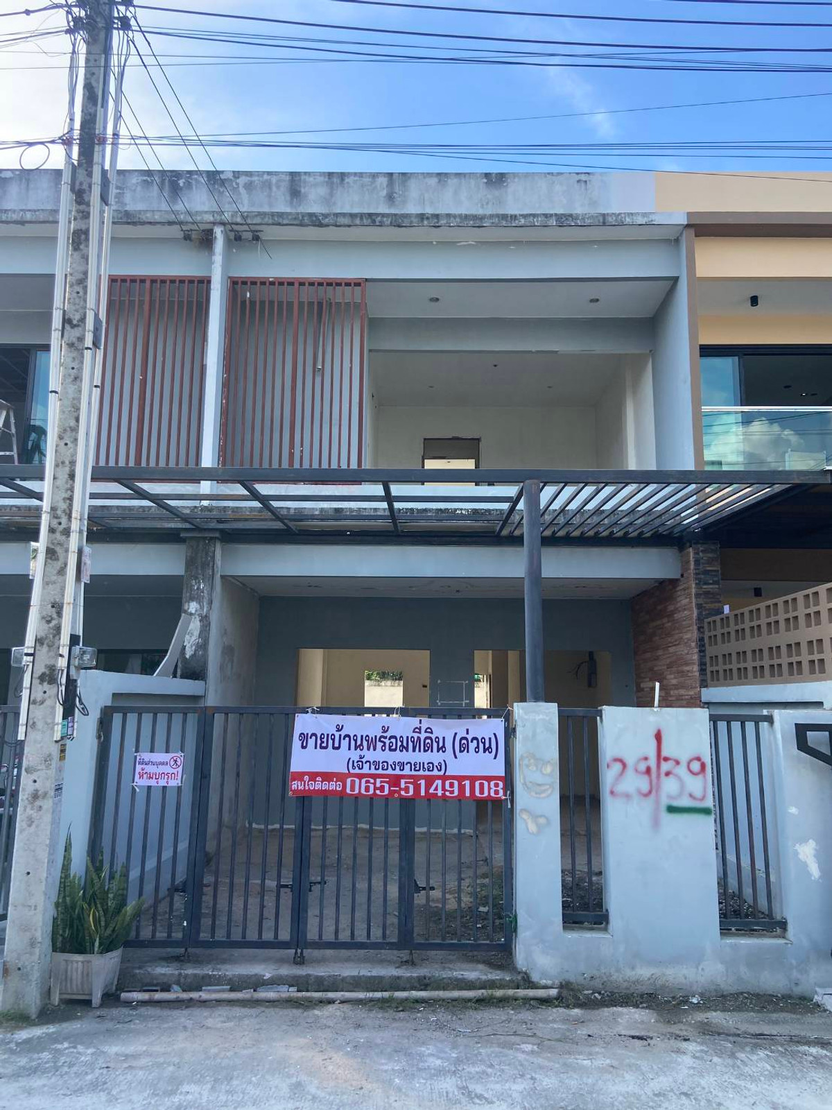 ขายทาวน์โฮมพัทยา บางแสน ชลบุรี สัตหีบ : ขายทาวน์เฮ้าส์ 2 ชั้น (ขายตามสภาพ) ทำเลดี หมู่บ้านนคราศิริ ซอยทุ่งกลม-ตาลหมัน19 จังหวัดชลบุรี