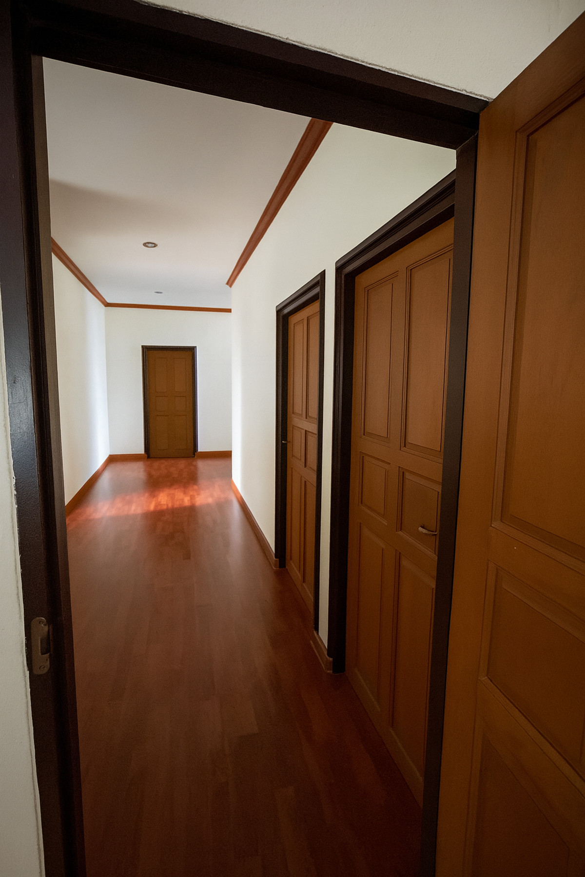 ขายโฮมออฟฟิศศรีราชา แหลมฉบัง บ้านบึง : ขาย !!! โฮมออฟฟิศ 3 ชั้น (รวมชั้นดาดฟ้า) สภาพดีมาก เนื้อที่ 82 ตารางวา อ.บ้านบึง จ.ชลบุรี ราคา 15,500,000 บาท